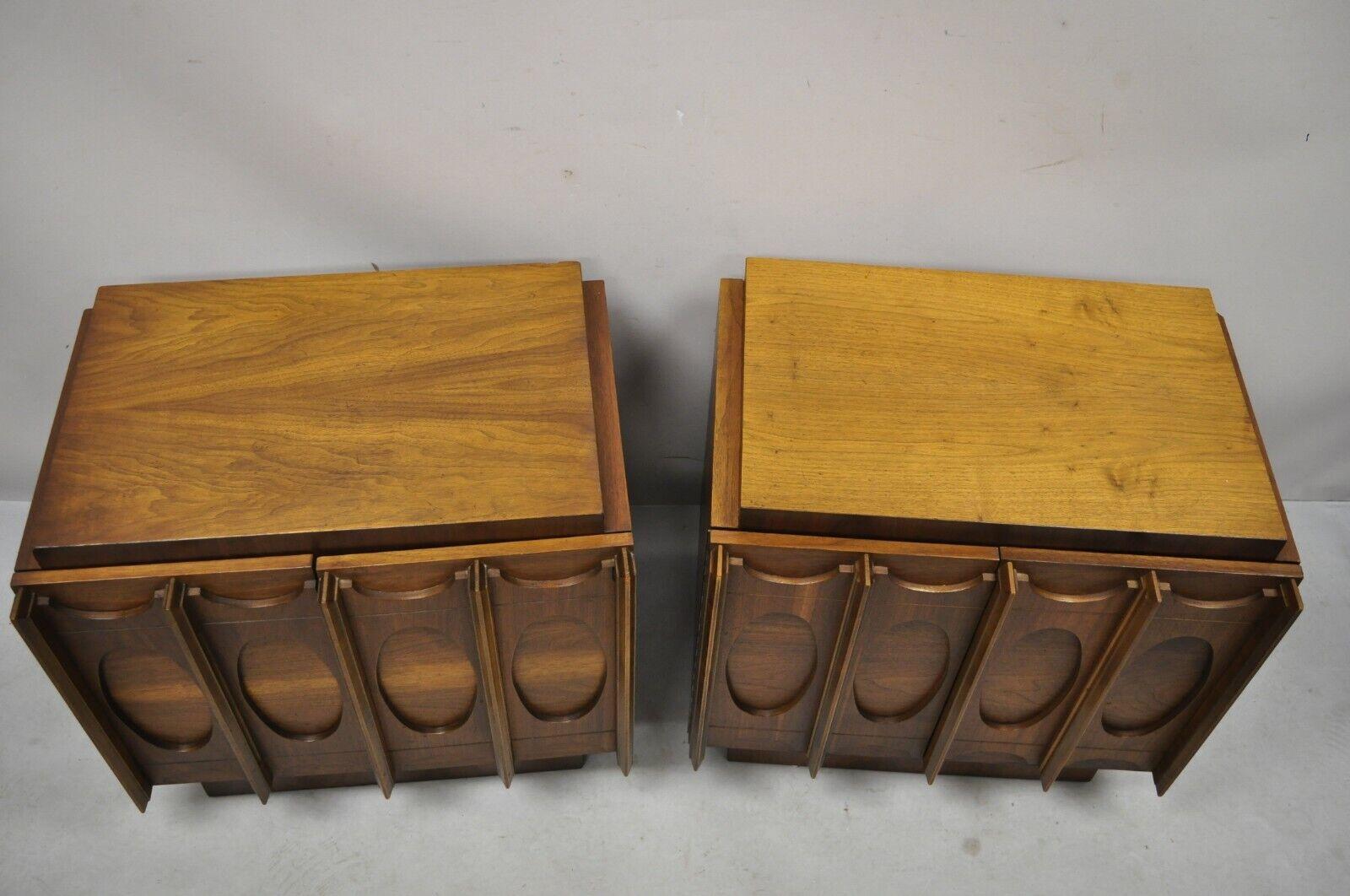 Vintage Mid-Century Modern Tobago Sculpted Walnut Nightstands, a Pair For Sale 4