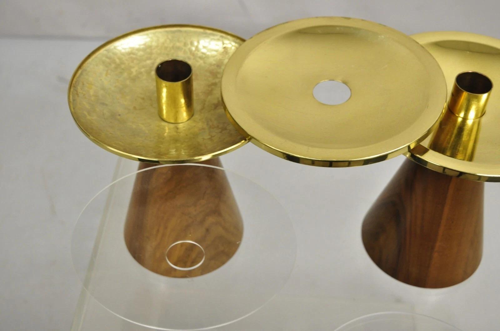 Candeliere d'epoca in stile Tommi Parzinger in teak e ottone - Coppia in vendita 1
