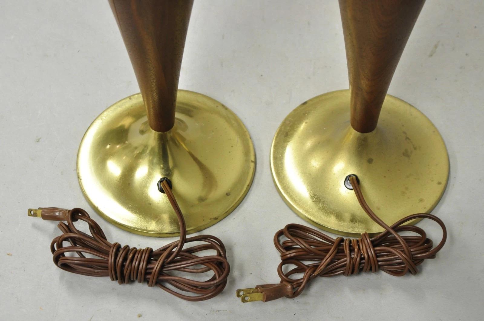 Vintage Mid Century Modern Tony Paul for Westwood Walnut Table Lamps - a Pair en vente 4