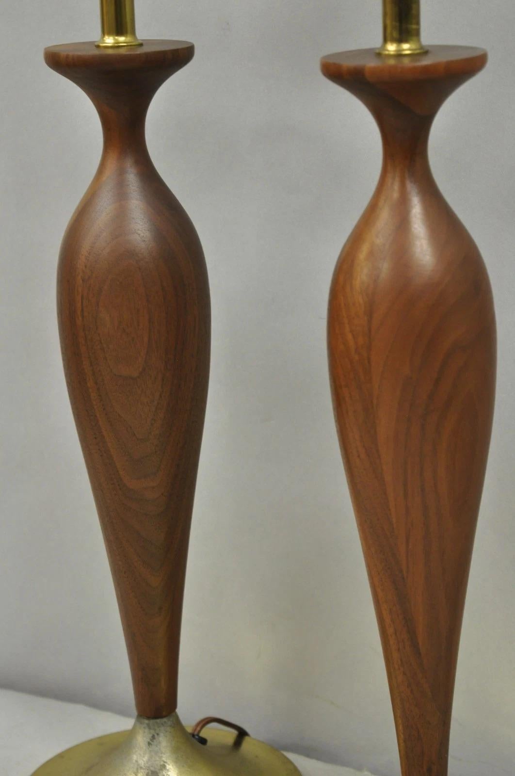 Vintage Mid Century Modern Tony Paul for Westwood Walnut Table Lamps - a Pair en vente 5