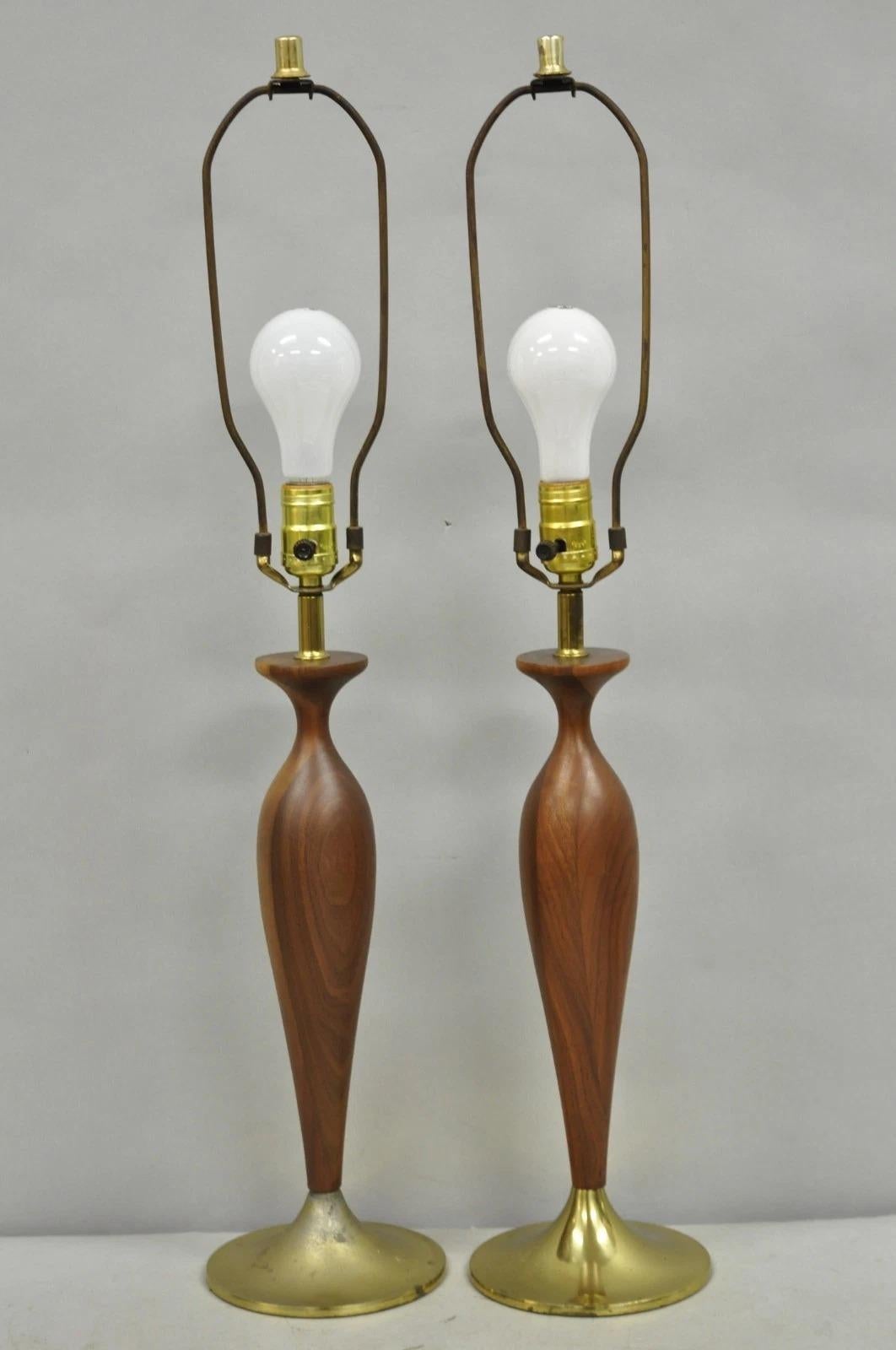Vintage Mid Century Modern Tony Paul for Westwood Walnut Table Lamps - a Pair en vente 6