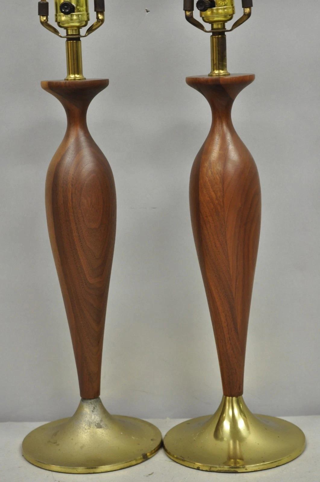 Mid-Century Modern Vintage Mid Century Modern Tony Paul for Westwood Walnut Table Lamps - a Pair en vente