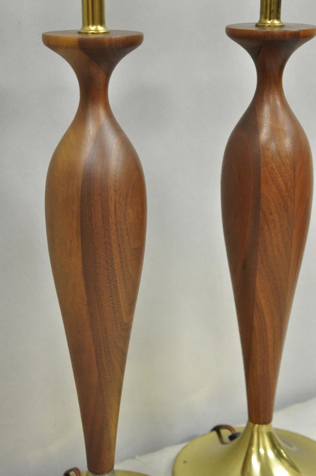 Vintage Mid Century Modern Tony Paul for Westwood Walnut Table Lamps - a Pair Bon état - En vente à Philadelphia, PA