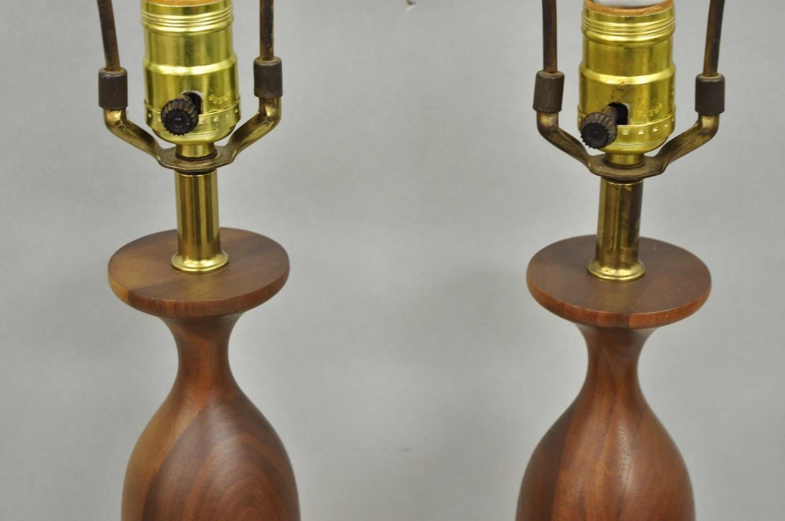 20ième siècle Vintage Mid Century Modern Tony Paul for Westwood Walnut Table Lamps - a Pair en vente