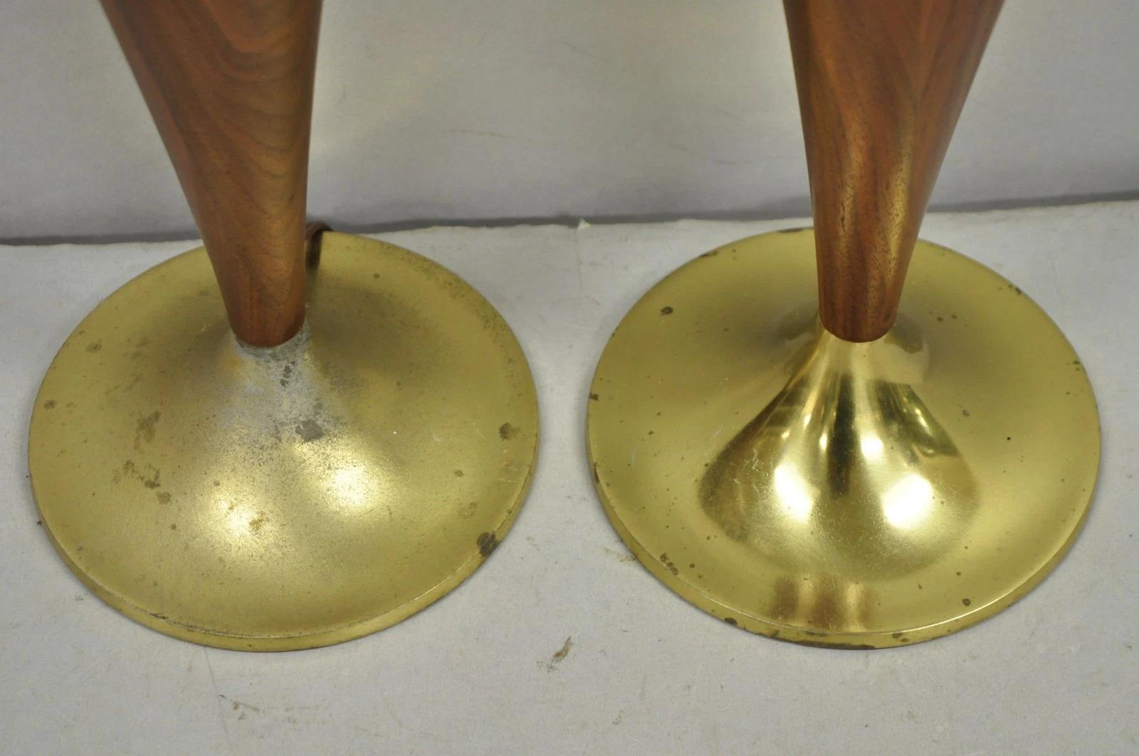 Vintage Mid Century Modern Tony Paul for Westwood Walnut Table Lamps - a Pair en vente 1