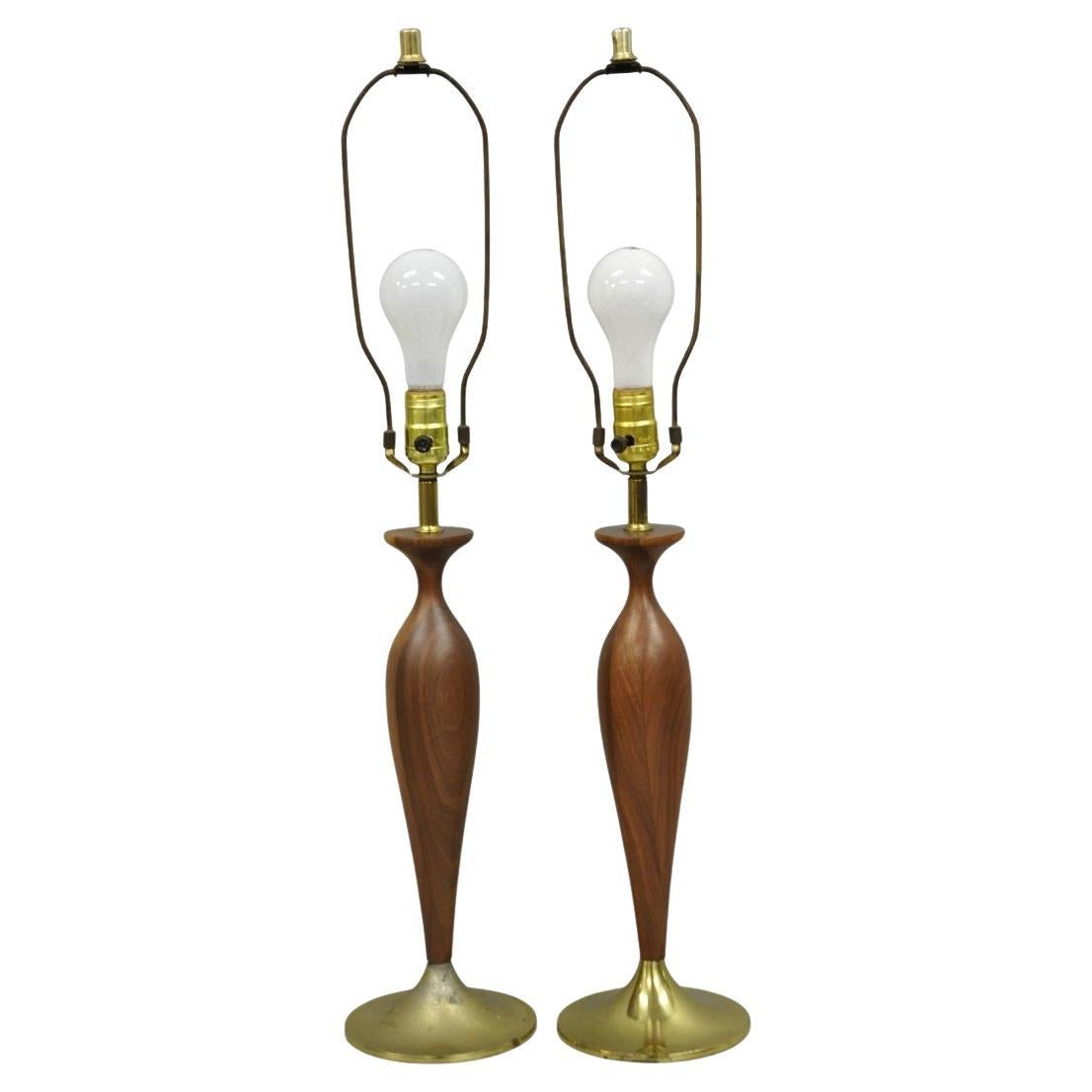 Pareja de lámparas de sobremesa vintage de nogal Tony Paul for Westwood Modern de mediados de siglo