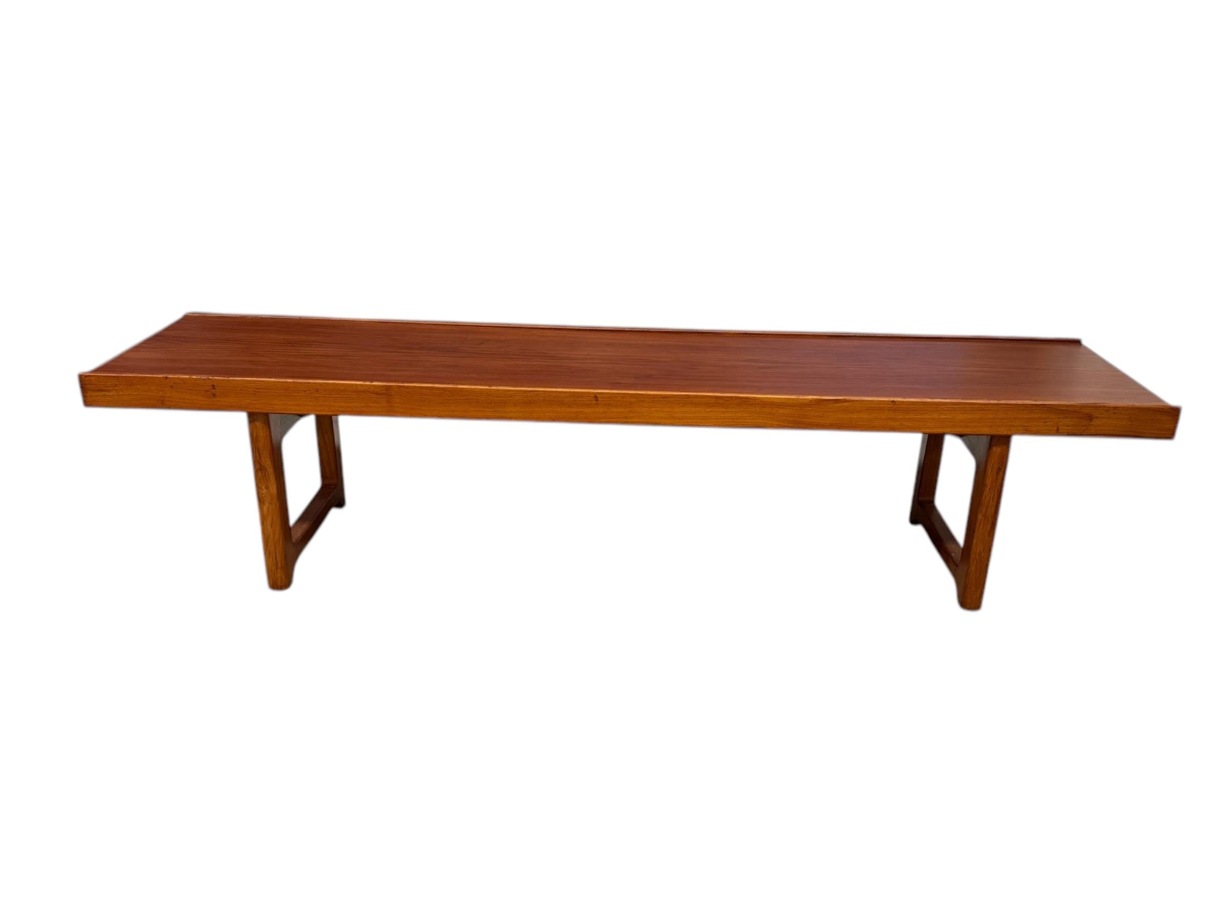  Cette table basse ou banc danois moderne du milieu du siècle, fabriqué par le fabricant norvégien Møller Møbler sous le label Bruksbo, incarne la quintessence du design scandinave des années 1940 à 1970 avec sa forme minimaliste mais élégante. La