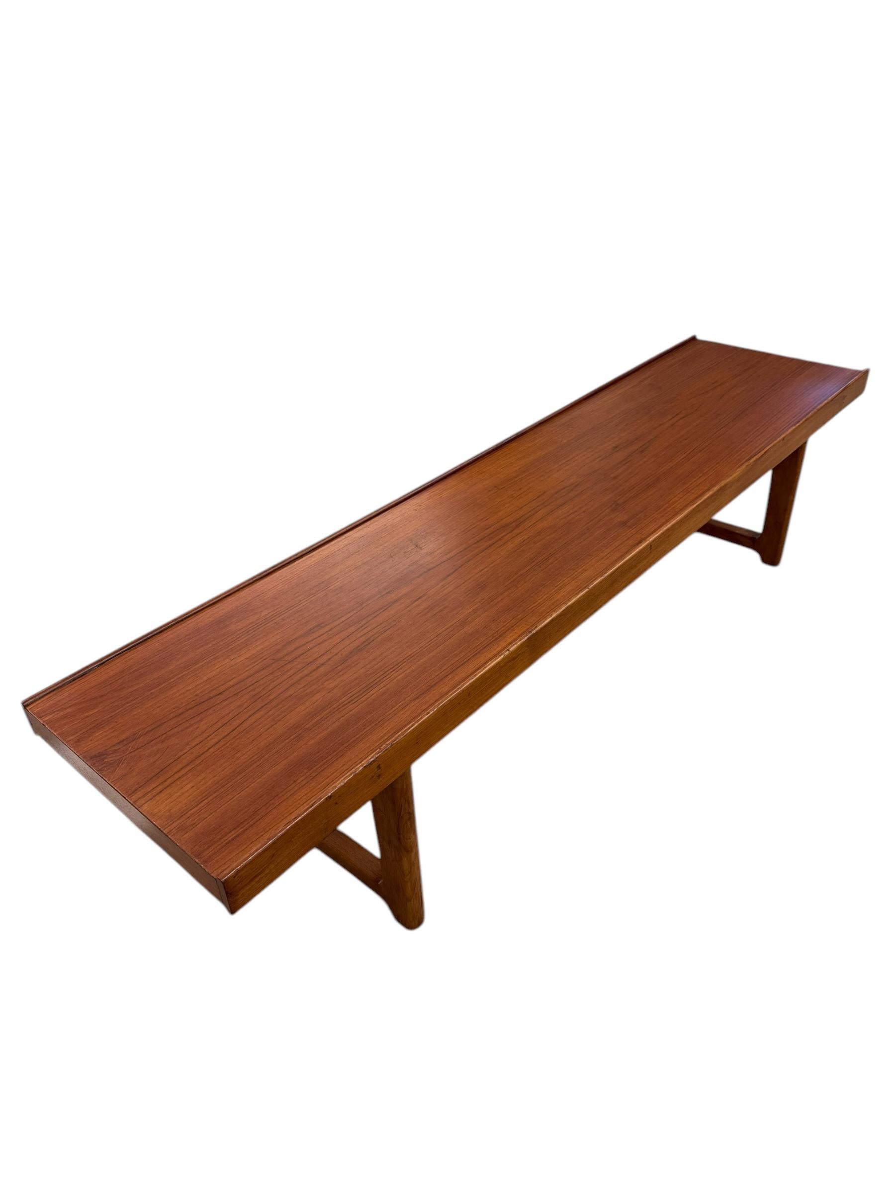 Banc ou table basse Torbjorn Afdal Krobo moderne du milieu du siècle dernier par Bruksbo Bon état - En vente à Seattle, WA