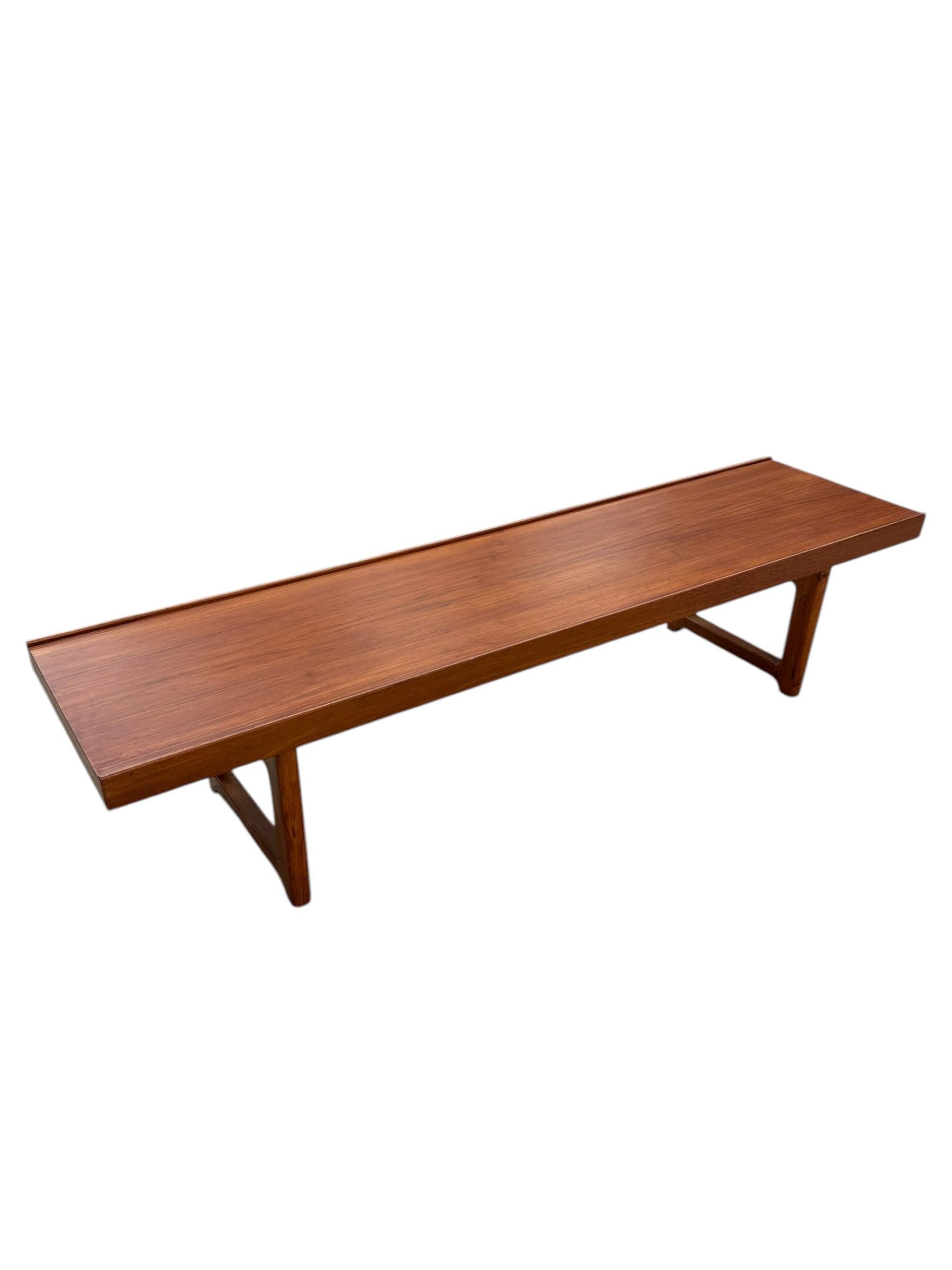 Milieu du XXe siècle Banc ou table basse Torbjorn Afdal Krobo moderne du milieu du siècle dernier par Bruksbo en vente
