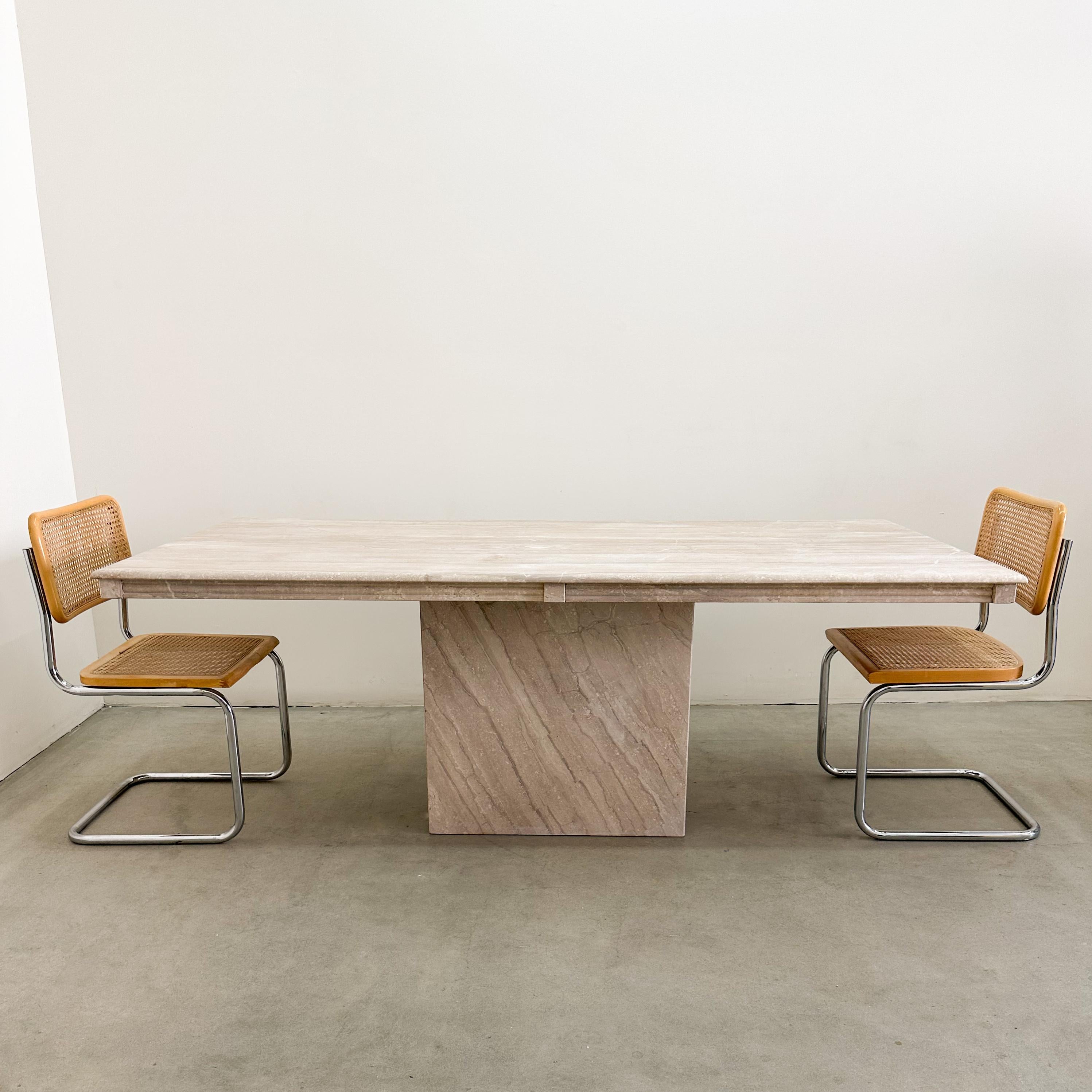 Table de salle à manger vintage en travertin italien des années 1970. Réalisé en pierre massive en deux parties : un plateau rectangulaire reposant sur un socle assorti. La finition mate adoucie met en valeur la couleur crème naturelle avec de