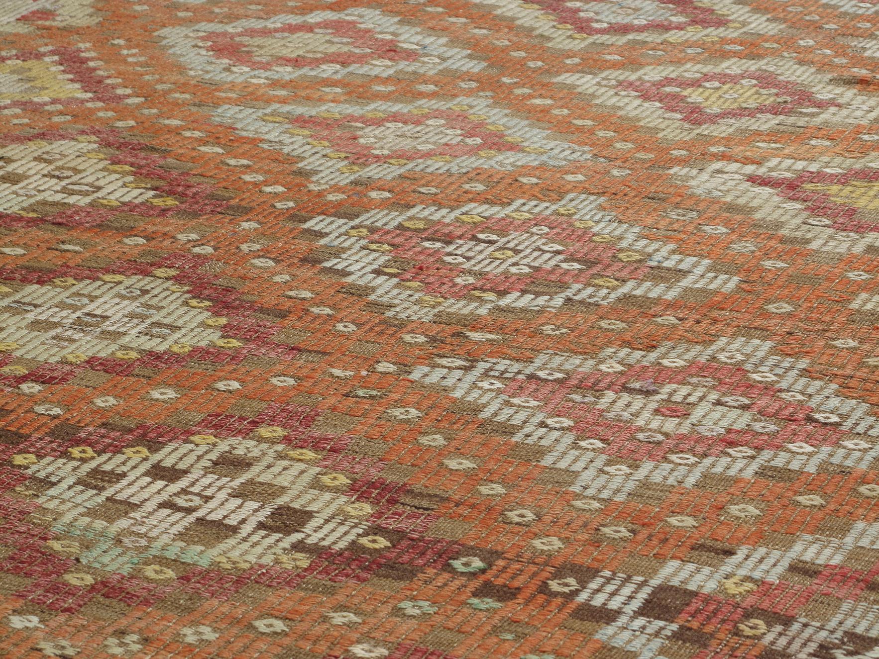 La collection Mid-Century Modern est habilement sélectionnée par N A S I R I et est exclusive à notre salle d'exposition. Ces tissages plats incarnent la sophistication minimaliste qui a émergé au milieu du 20e siècle et qui continue de prospérer