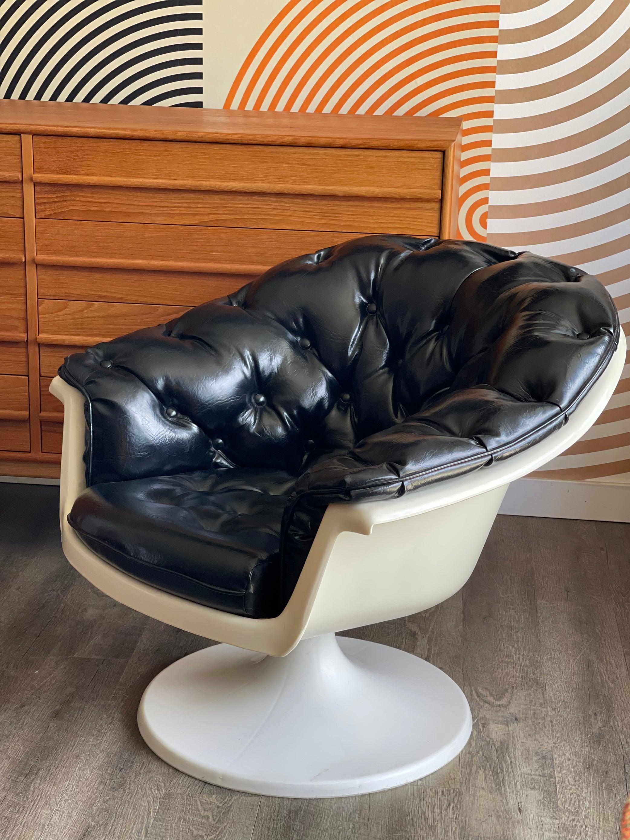 This space age lounge chair with a tulip base is in great vintage condition. The frame doesn't have any cracks or chips. The tufted vinyl upholstery is also in good condition. 

