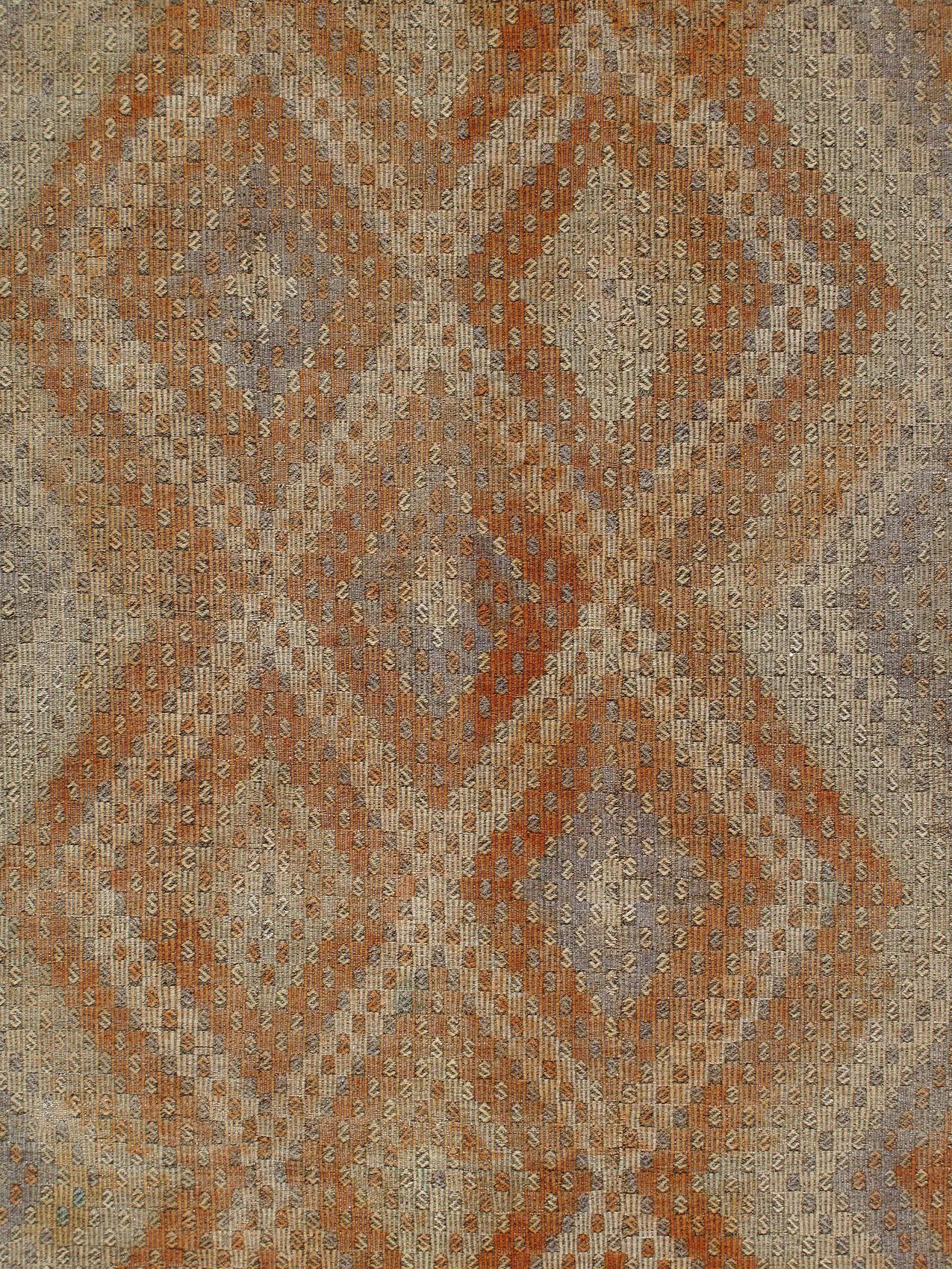 Die Mid-Century Modern-Kollektion wird von N A S I R I fachmännisch ausgewählt und exklusiv in unserem Ausstellungsraum angeboten. Diese Flachgewebe verkörpern die minimalistische Raffinesse, die in der Mitte des 20. Jahrhunderts aufkam und bis