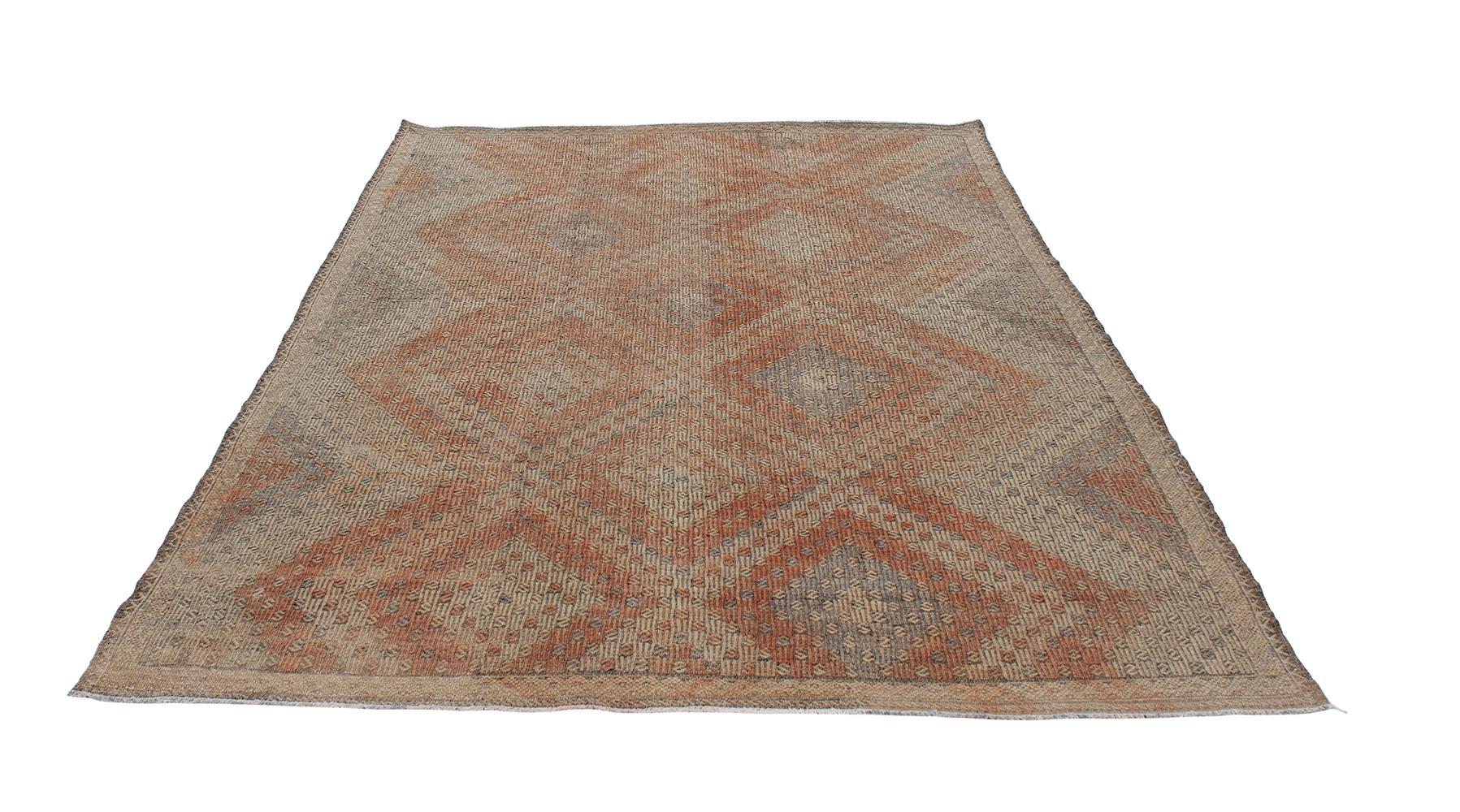Moderner türkischer Flachgewebteppich mit Stammesmotiv, Mid-Century Modern (Stammeskunst) im Angebot