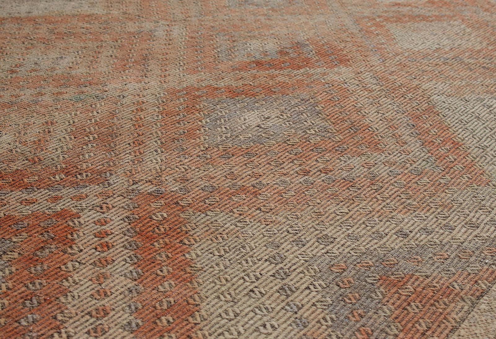 Moderner türkischer Flachgewebteppich mit Stammesmotiv, Mid-Century Modern (Handgewebt) im Angebot