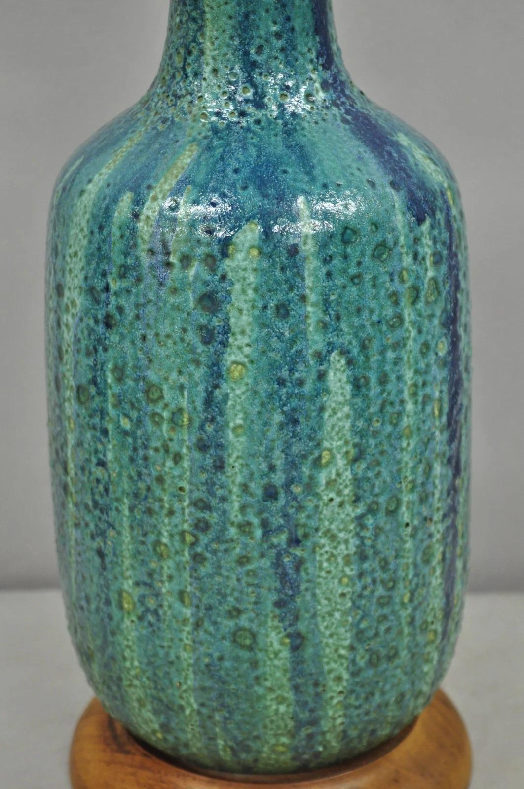 Vintage Mid Century Modern Turquoise Blue Ceramic Drip Glazed Pottery Table Lamp In Good Condition For Sale In Philadelphia, PA
