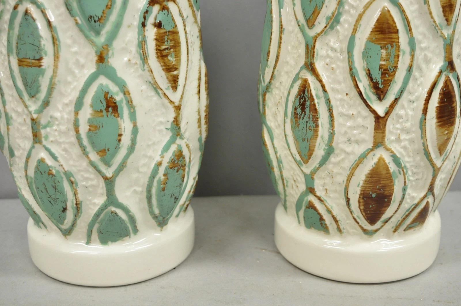 20ième siècle Paire de lampes de table Vintage Mid Century Modern en céramique bleu turquoise et blanc en vente