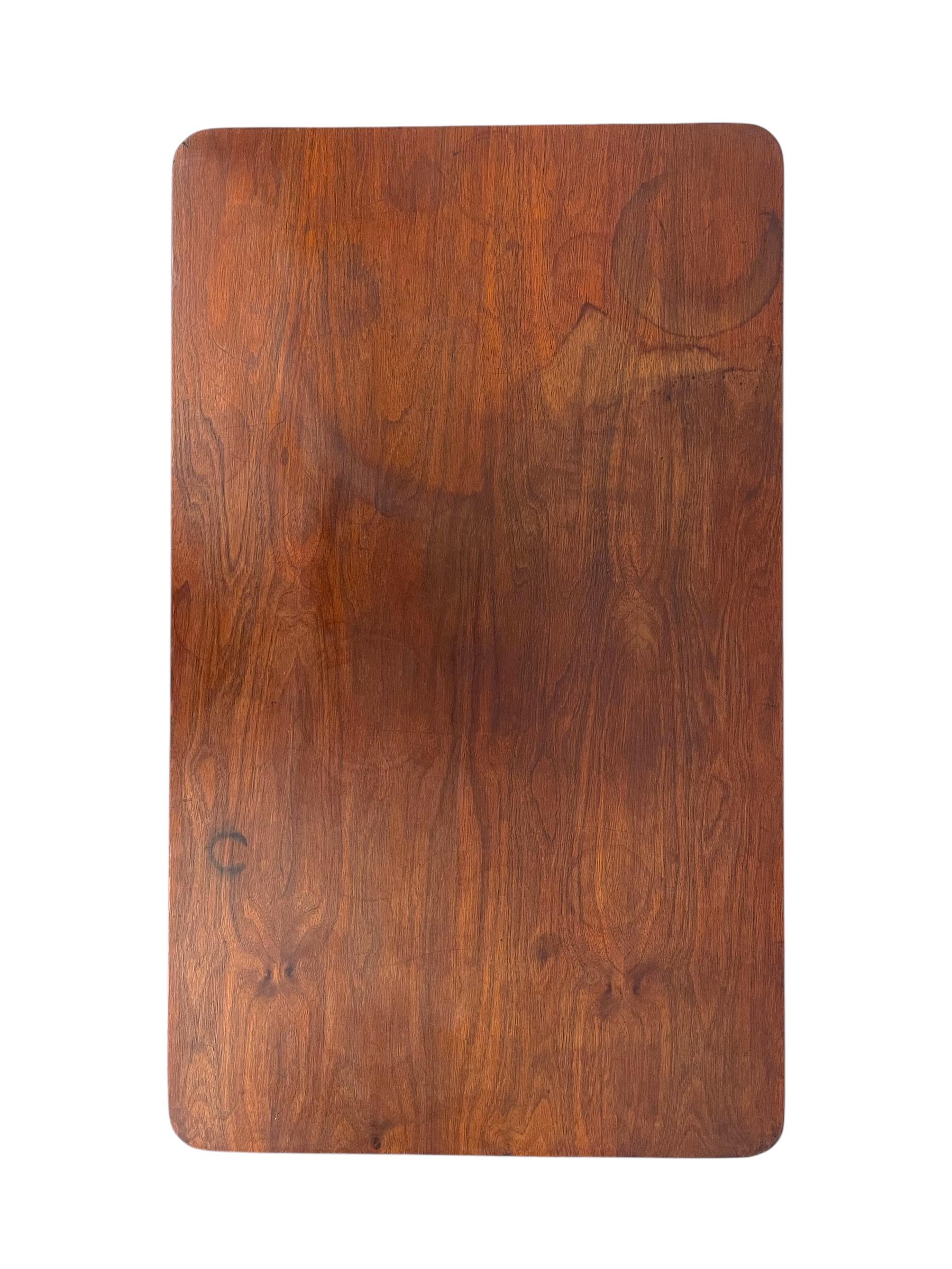 Mesa auxiliar Vintage Mid Century Modern de dos niveles con patas cónicas en venta 4