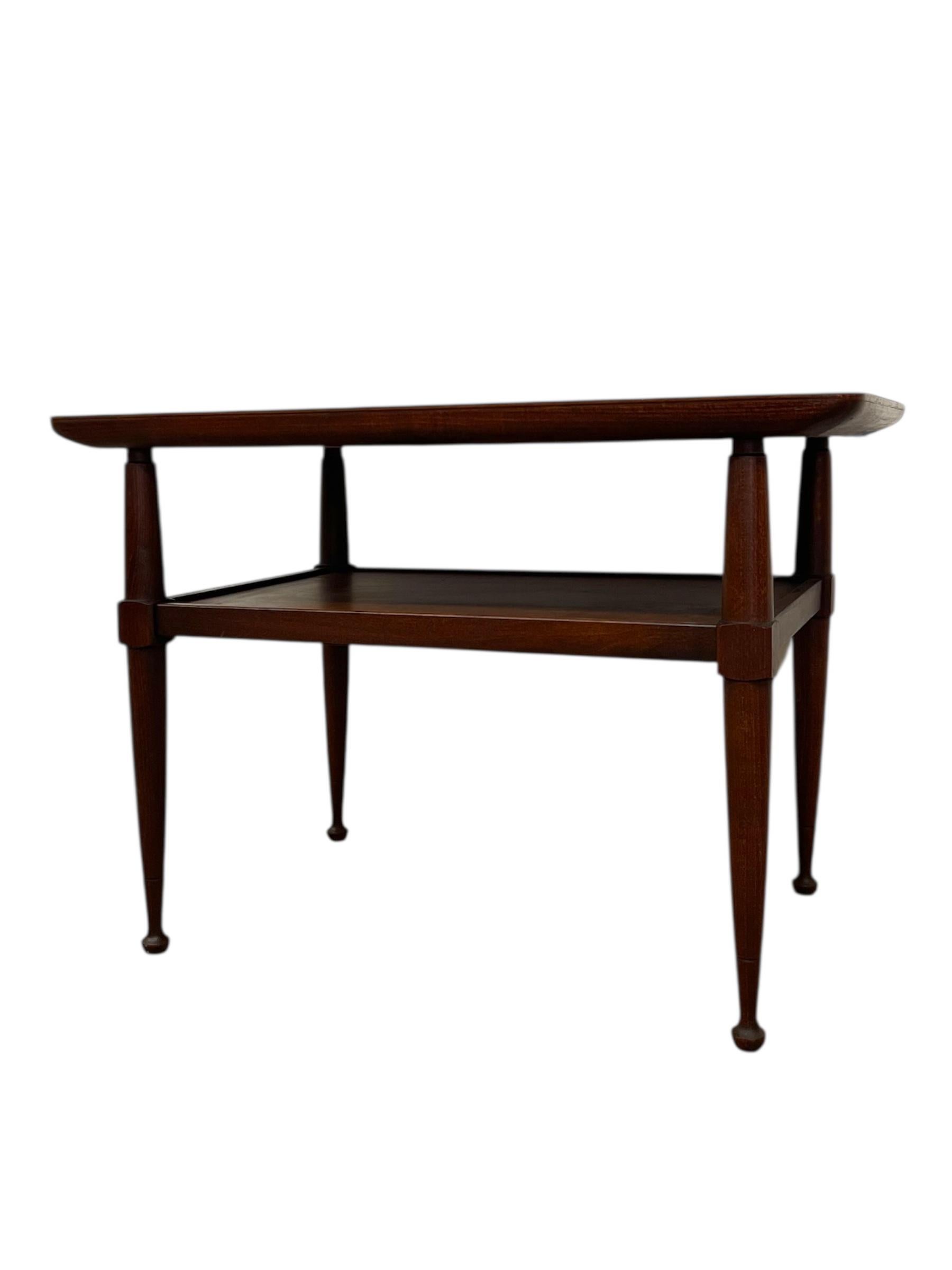 Mesa auxiliar Vintage Mid Century Modern de dos niveles con patas cónicas Moderno de mediados de siglo en venta