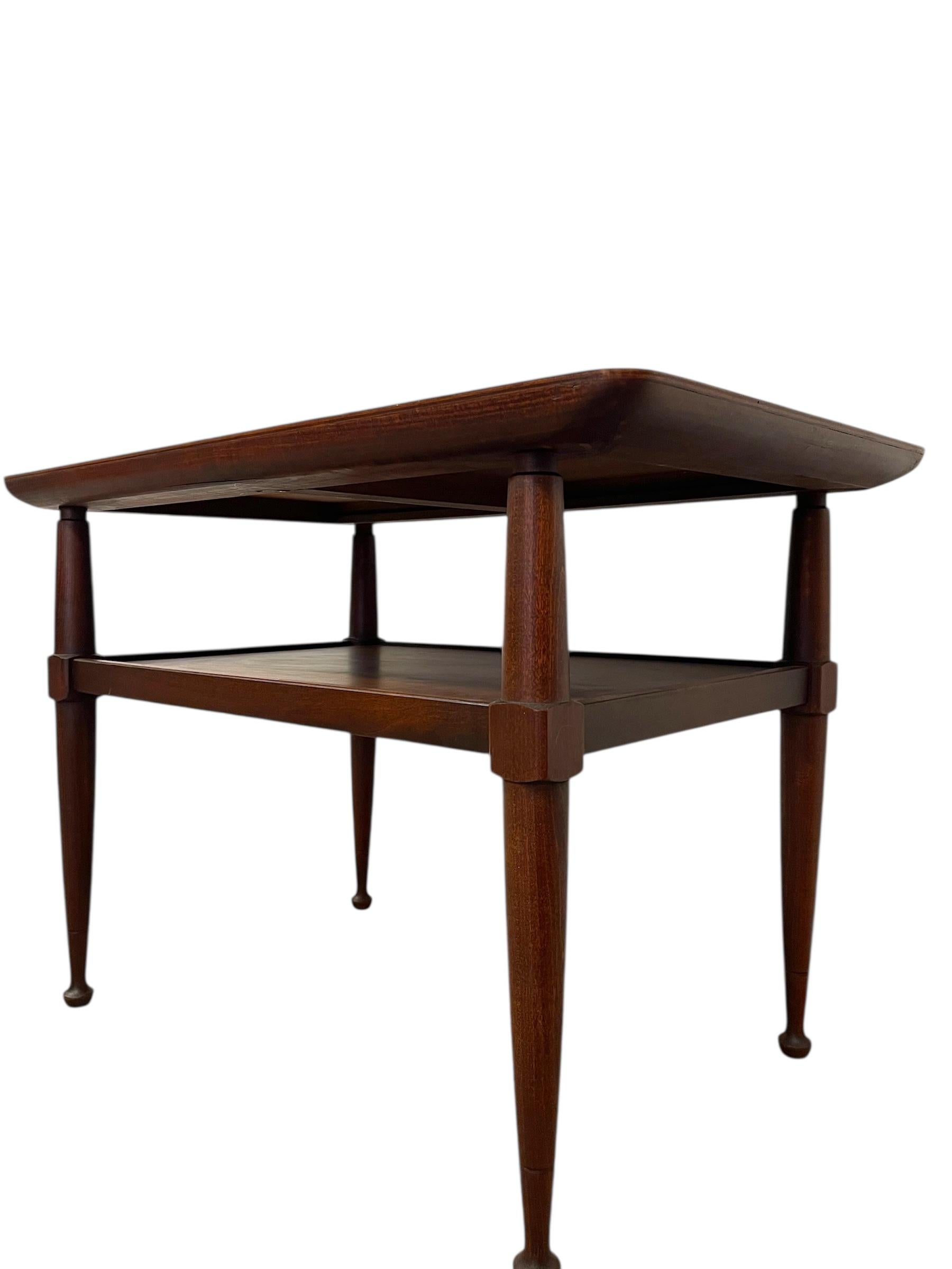 Mesa auxiliar Vintage Mid Century Modern de dos niveles con patas cónicas en Bueno estado para la venta en Seattle, WA