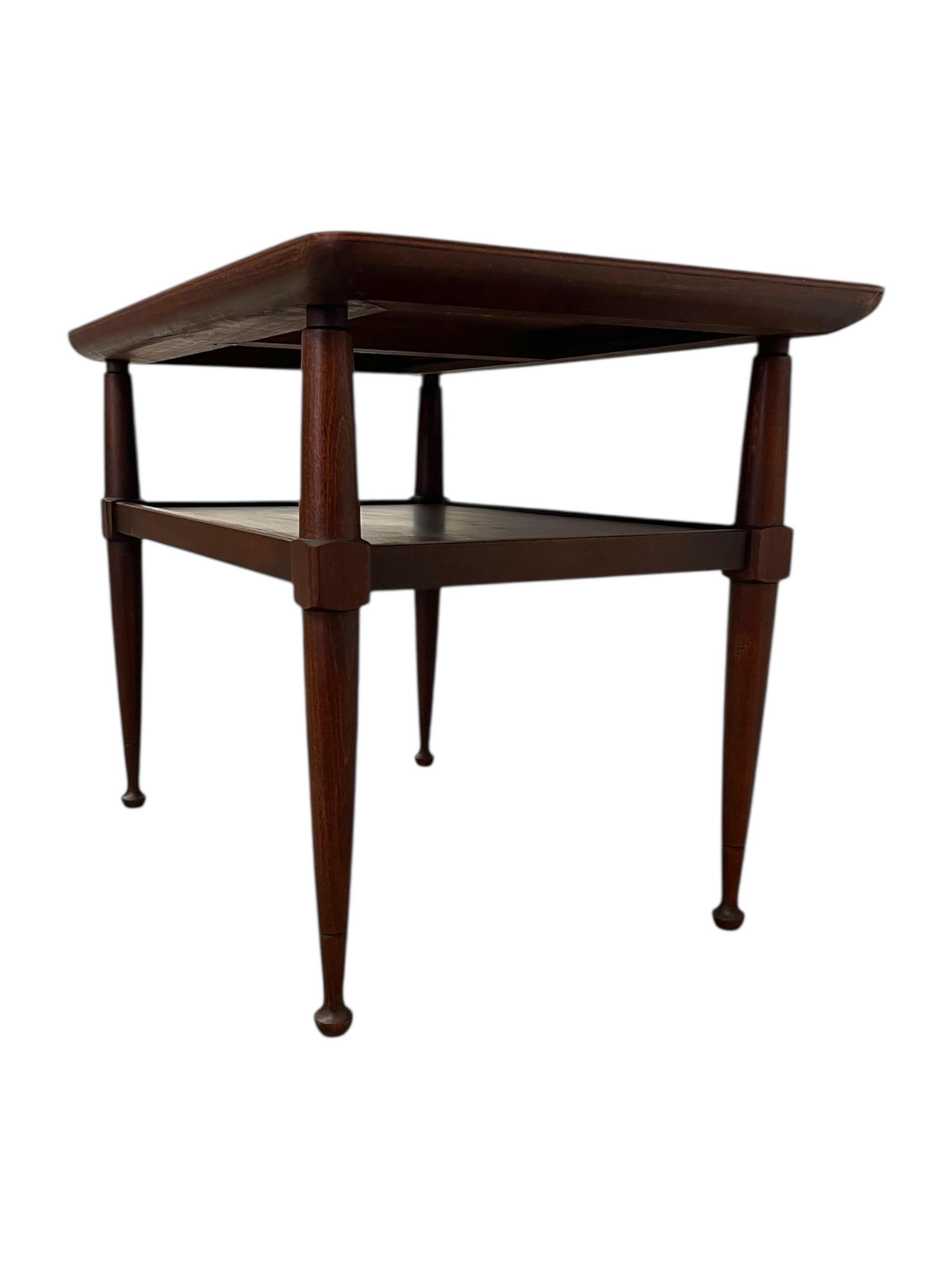 Mesa auxiliar Vintage Mid Century Modern de dos niveles con patas cónicas finales del siglo XX en venta
