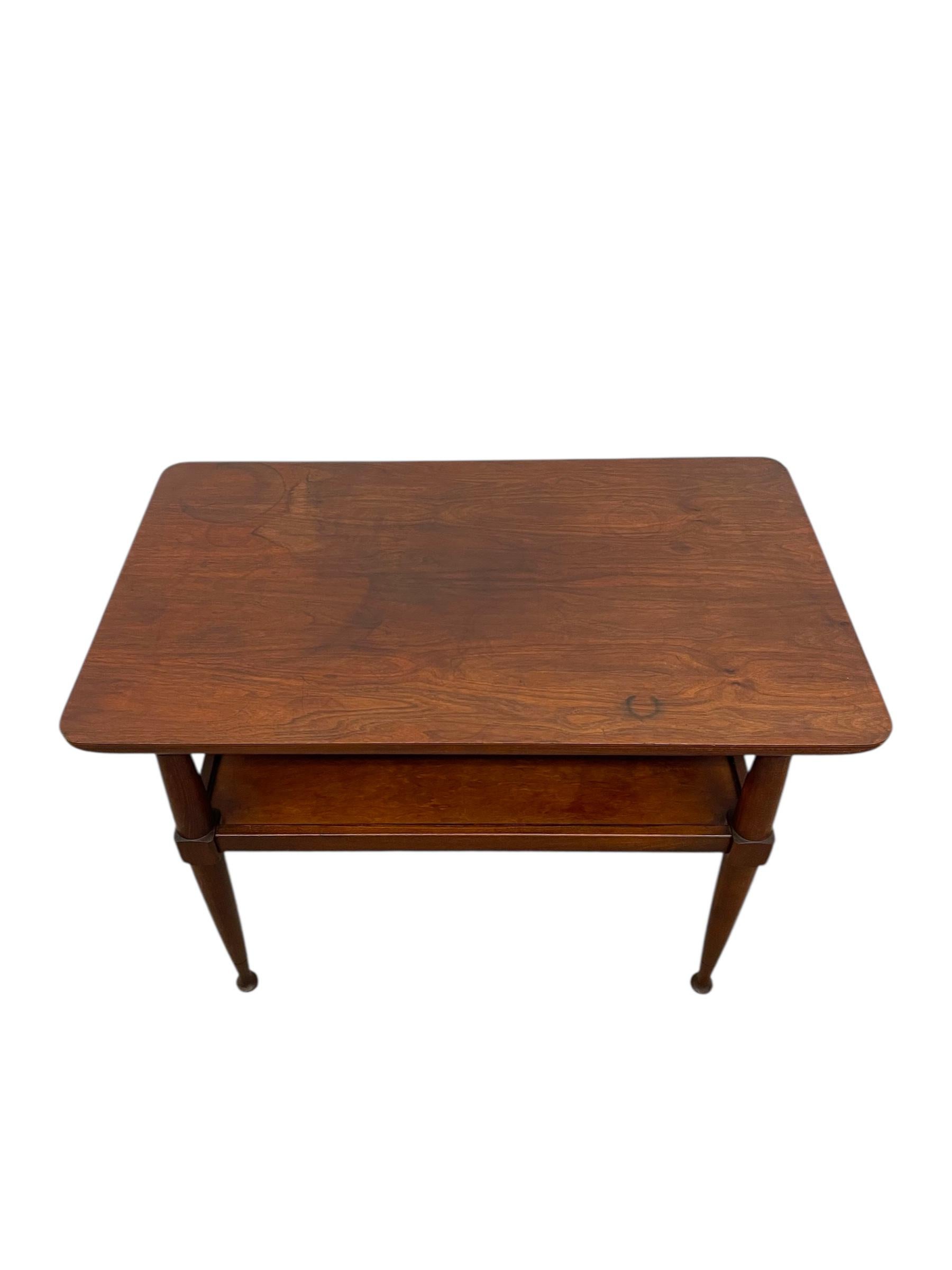 Mesa auxiliar Vintage Mid Century Modern de dos niveles con patas cónicas Madera en venta
