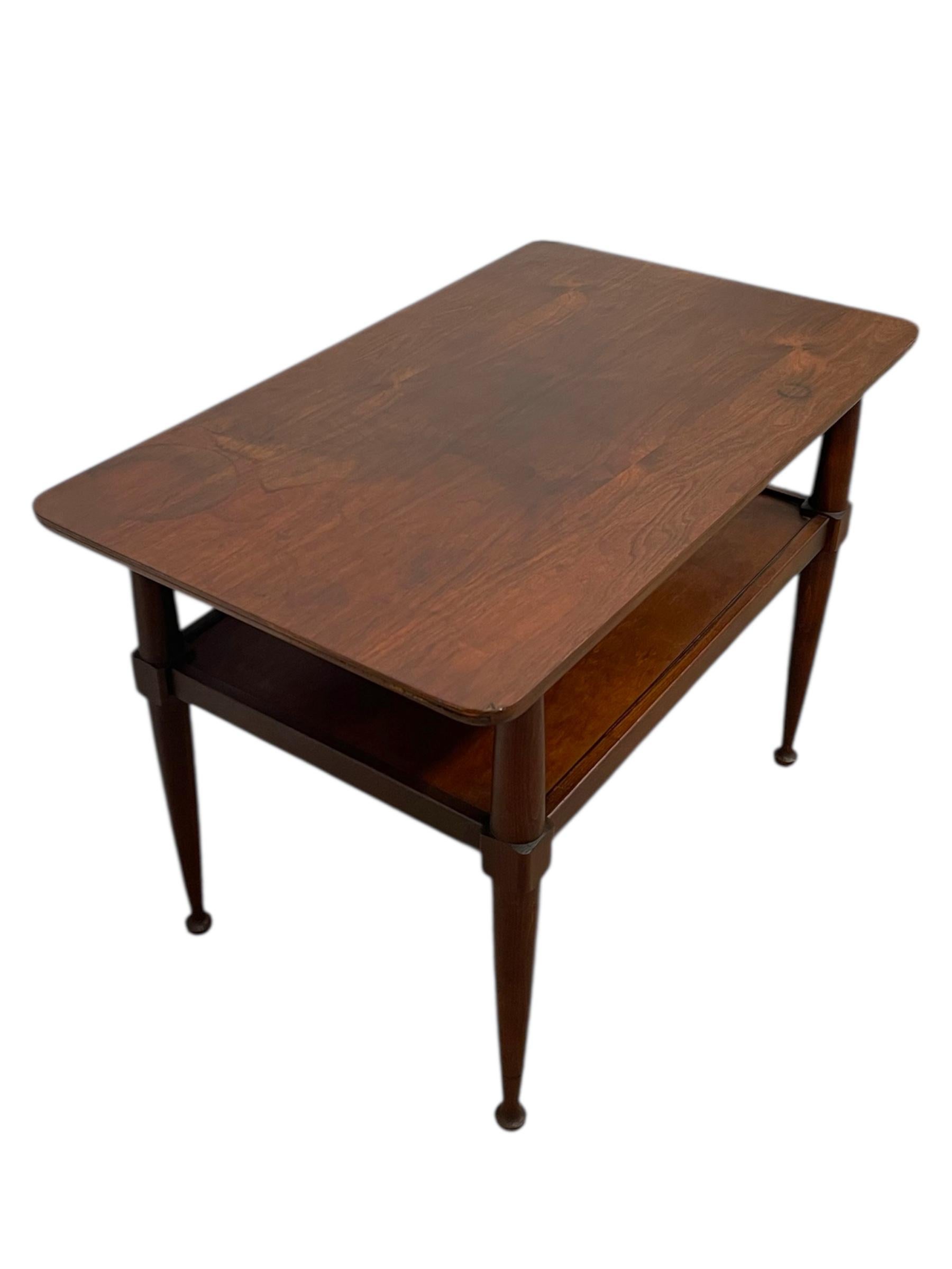 Mesa auxiliar Vintage Mid Century Modern de dos niveles con patas cónicas en venta 1
