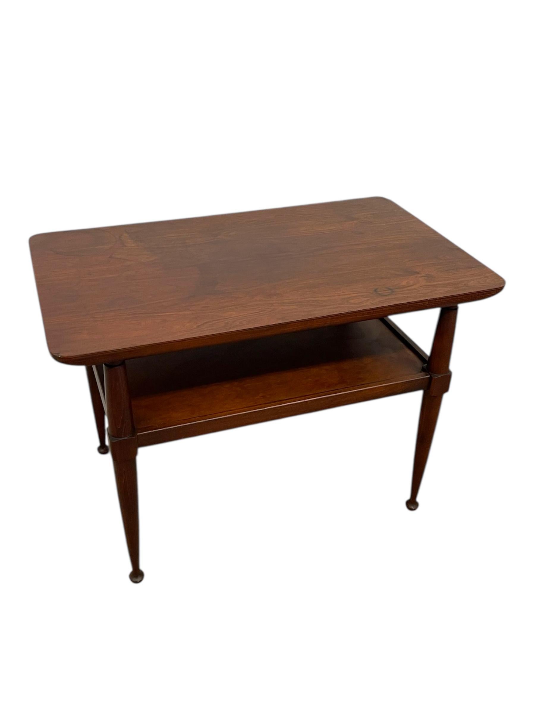 Mesa auxiliar Vintage Mid Century Modern de dos niveles con patas cónicas en venta 2