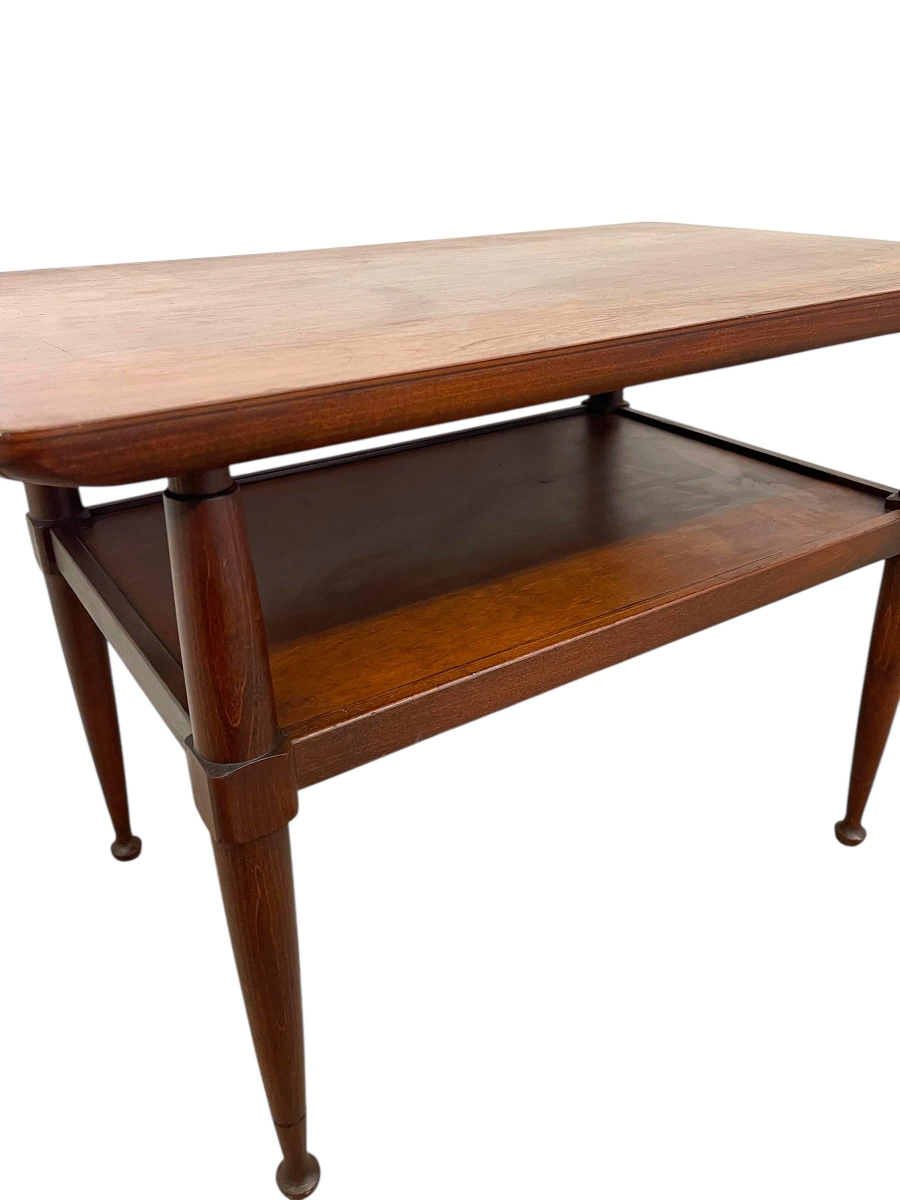 Mesa auxiliar Vintage Mid Century Modern de dos niveles con patas cónicas en venta 3