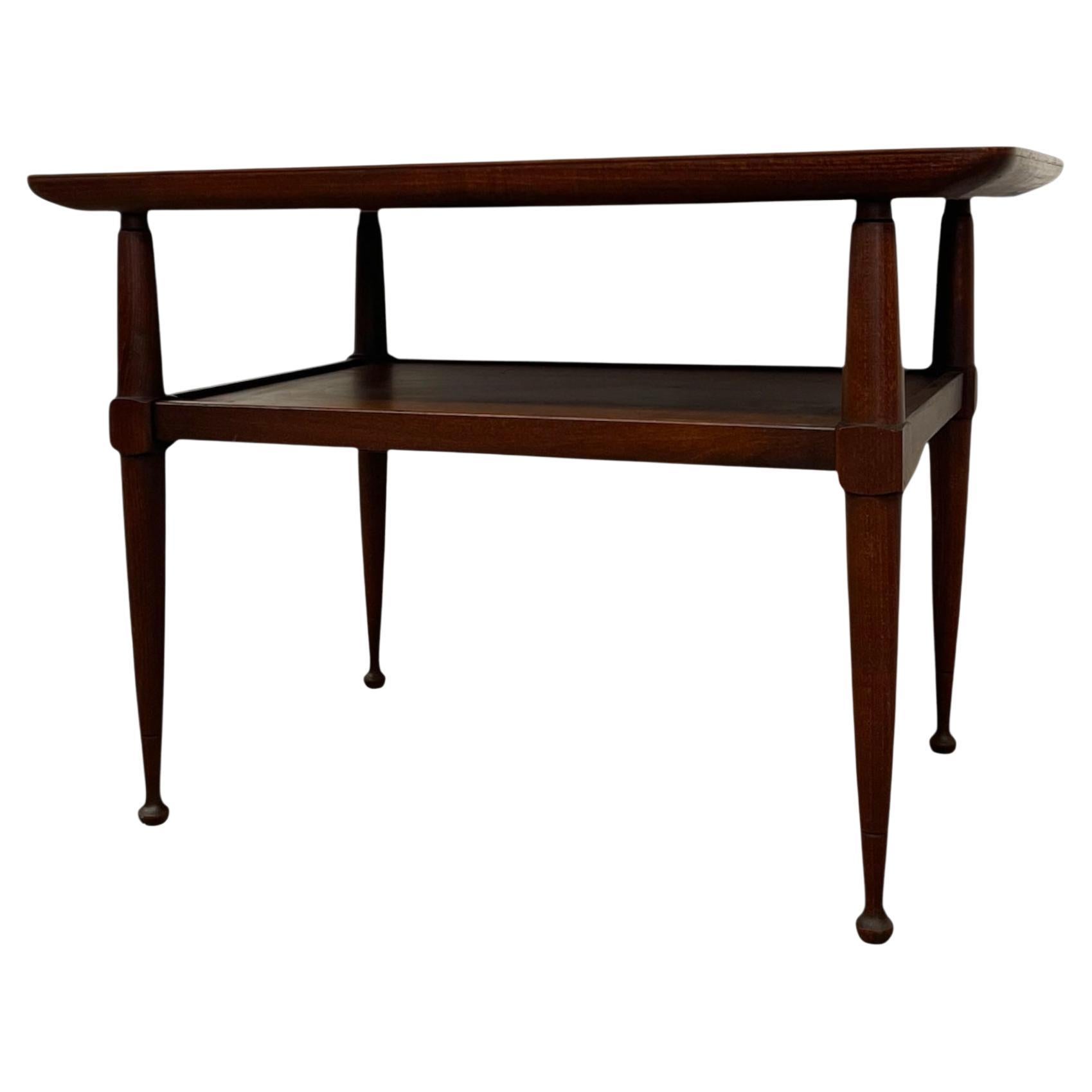 Mesa auxiliar Vintage Mid Century Modern de dos niveles con patas cónicas en venta