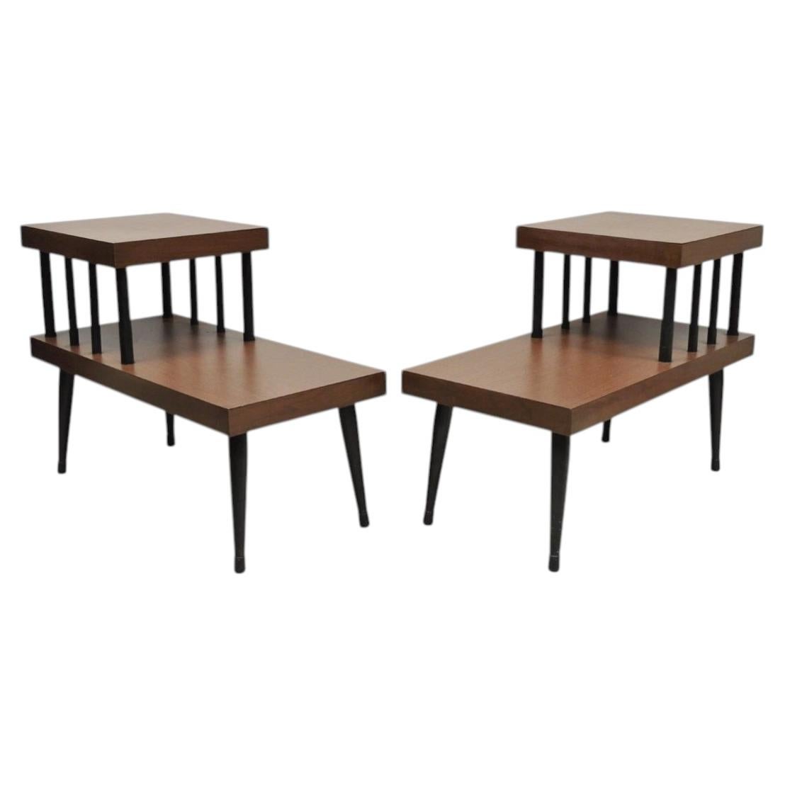 Paire de tables d'appoint vintage de style « Mid-Century Modern » à deux niveaux, en stratifié noyer avec pieds fuselés en vente