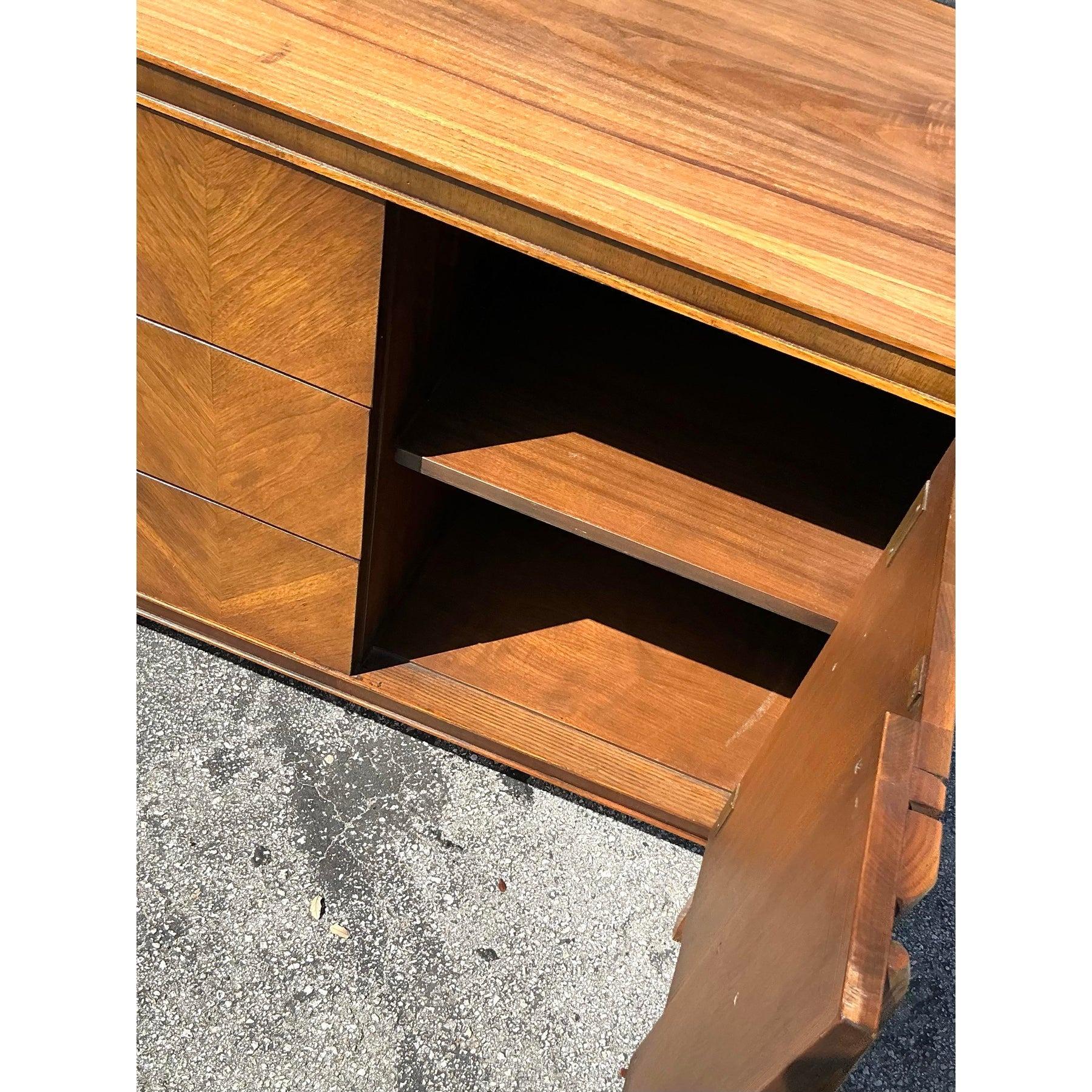 Credenza Tiki Vintage de mediados de siglo United Furniture para Modernage Estadounidense en venta
