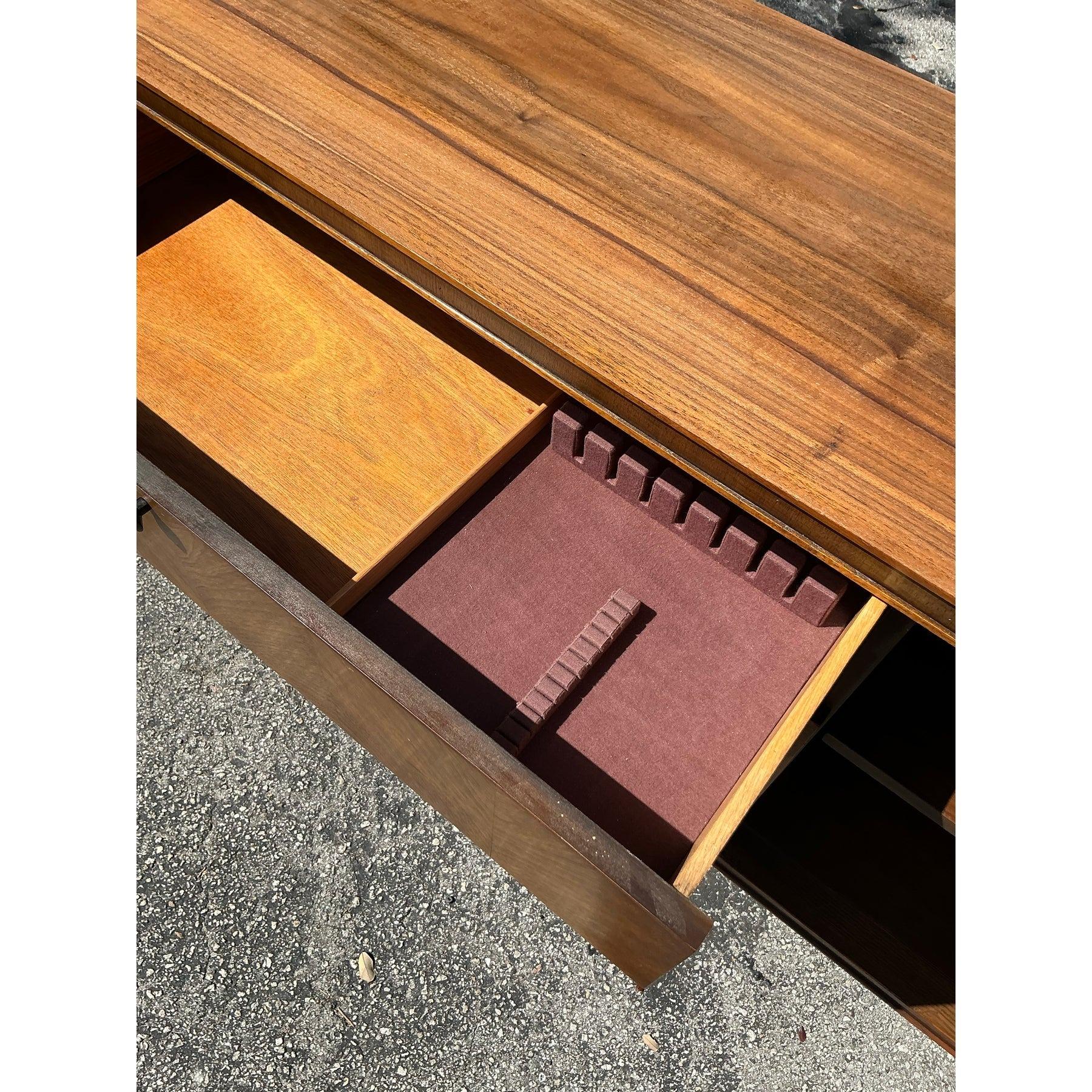 Credenza Tiki Vintage de mediados de siglo United Furniture para Modernage Madera en venta