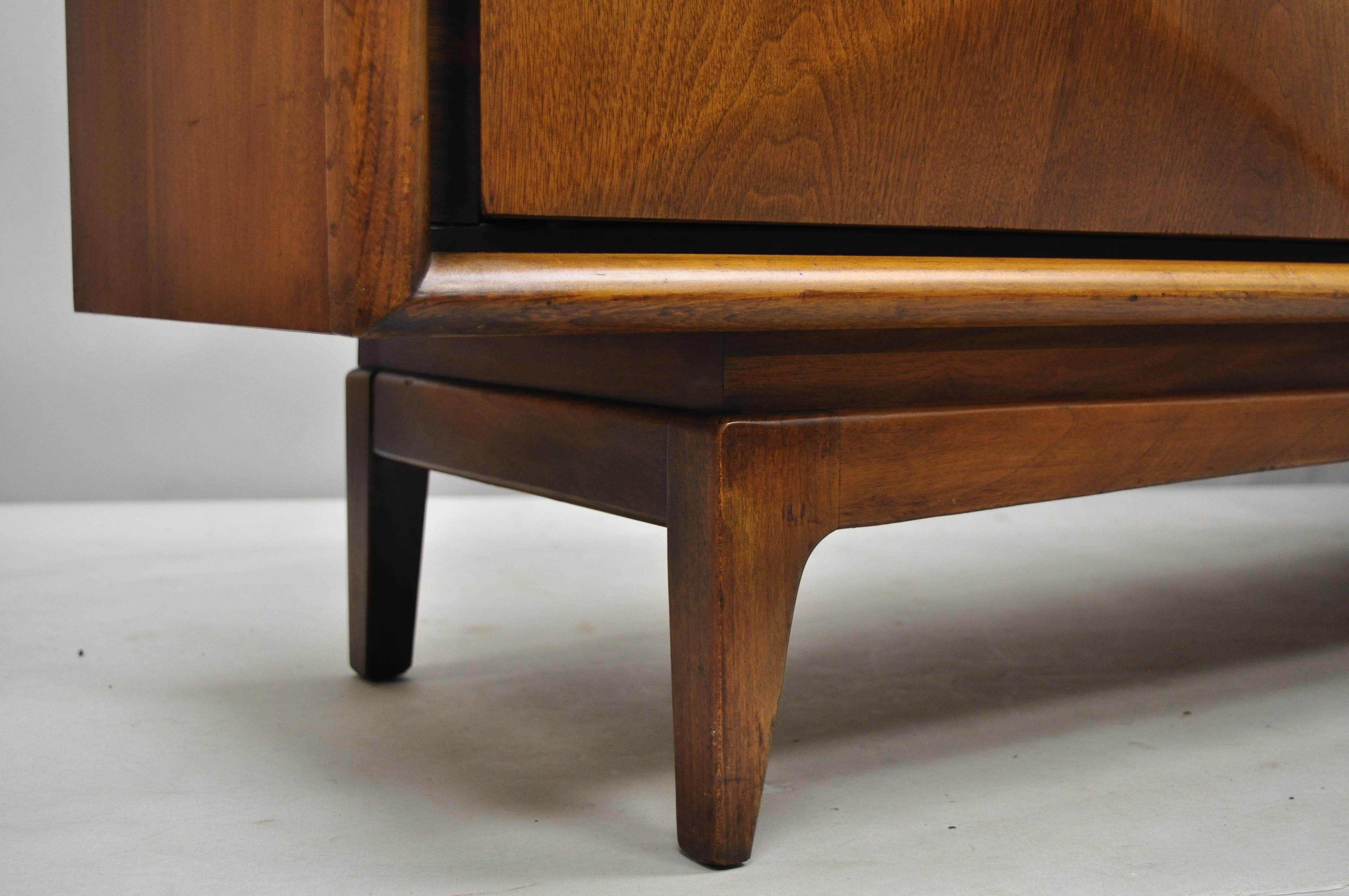 Vintage Mid-Century Modern United Walnut 3 Dimensional 9-Drawer Dresser Credenza 2