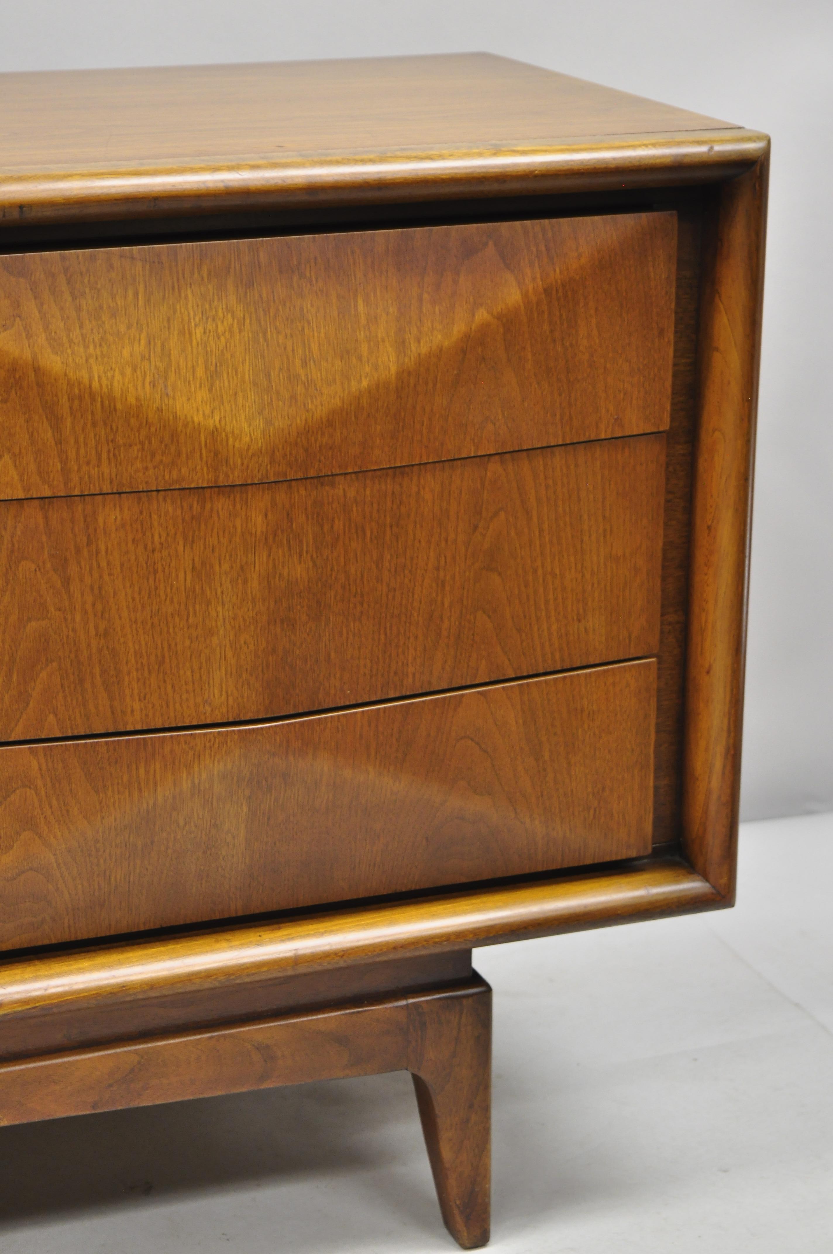 Vintage Mid-Century Modern United Walnut 3 Dimensional 9-Drawer Dresser Credenza 4