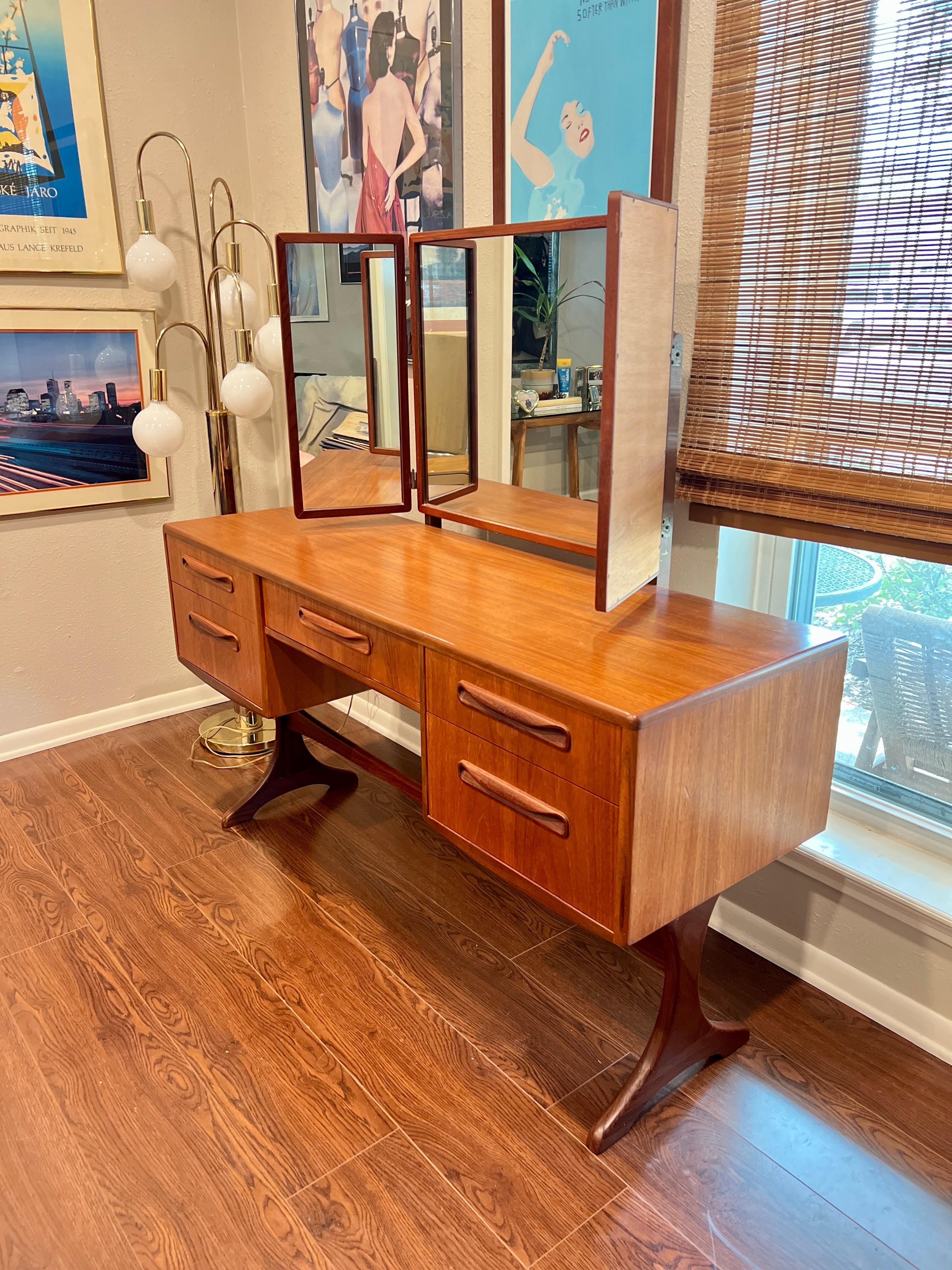 Stunning vintage Mid-Century Modern vanity / desk by G-Plan, part of their fresco range. This functional desk features 4 generous drawers separated by a central drawer lined in purple felt and a spacious kneehole suitable for a desk chair. The piece