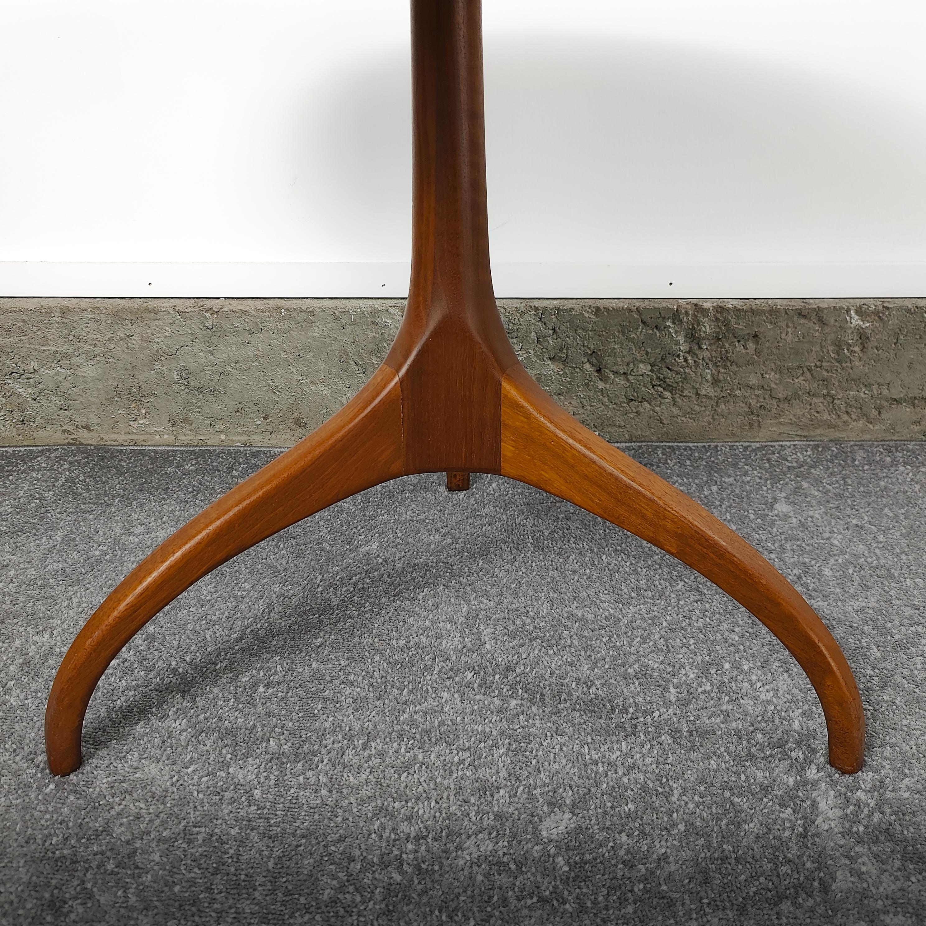 Now available is a great looking sculptural walnut side table by Henredon's Heritage Line. Features a solid walnut base and walut veneered top that has been tested through time. Overall in great shape. Measures approximately 24 inches wide by 21