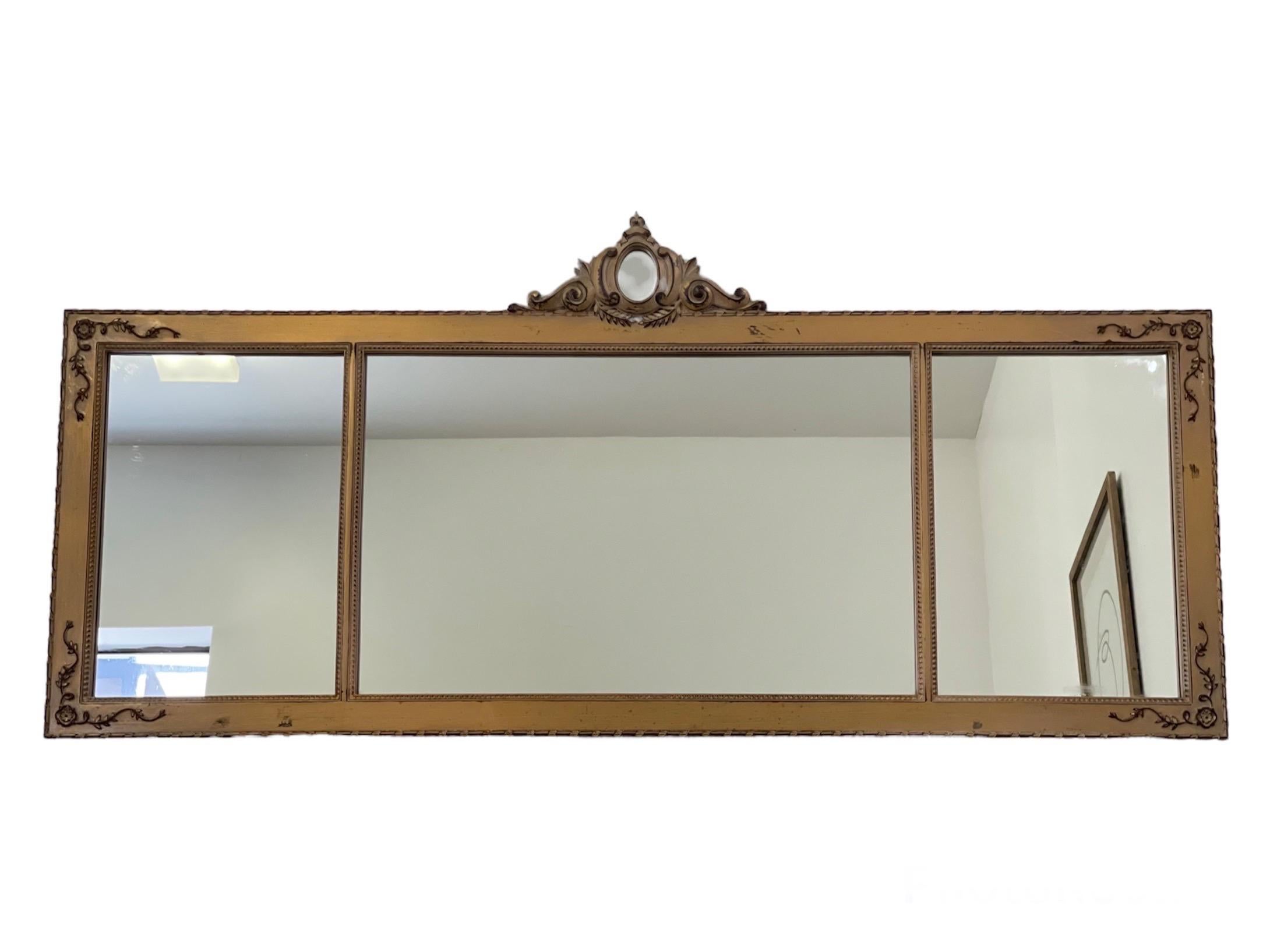 Miroir mural moderne du milieu du siècle dernier

Dimensions.  56 L ; 2 1 P ; 26 H