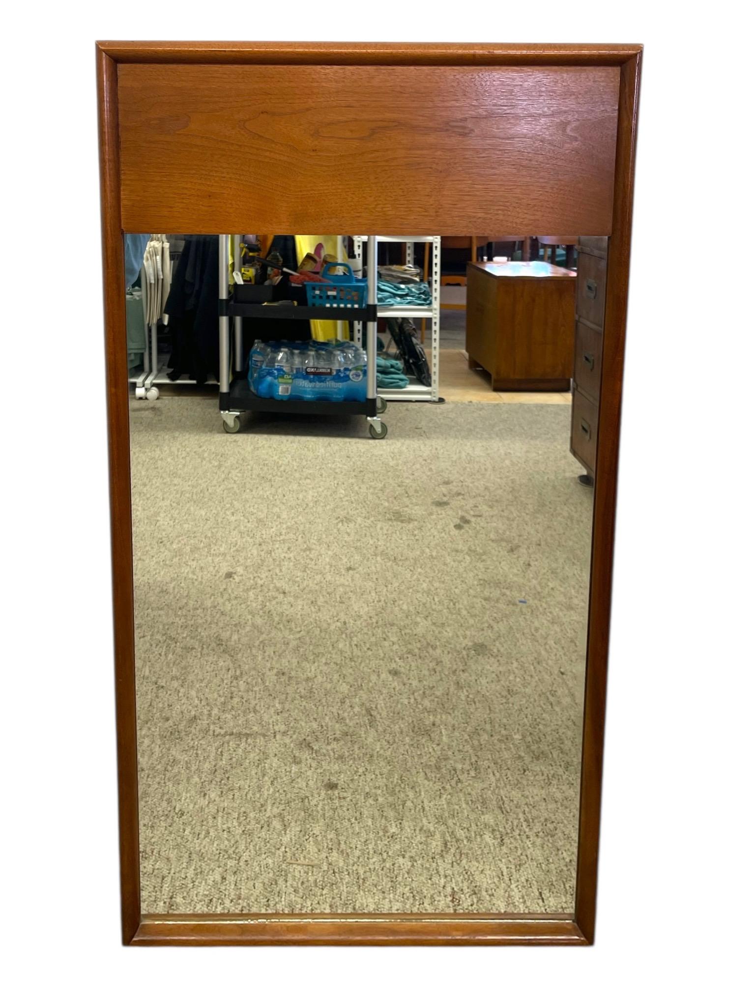Mid-Century Modern Miroir mural vintage du milieu du siècle avec cadre sculpté en vente