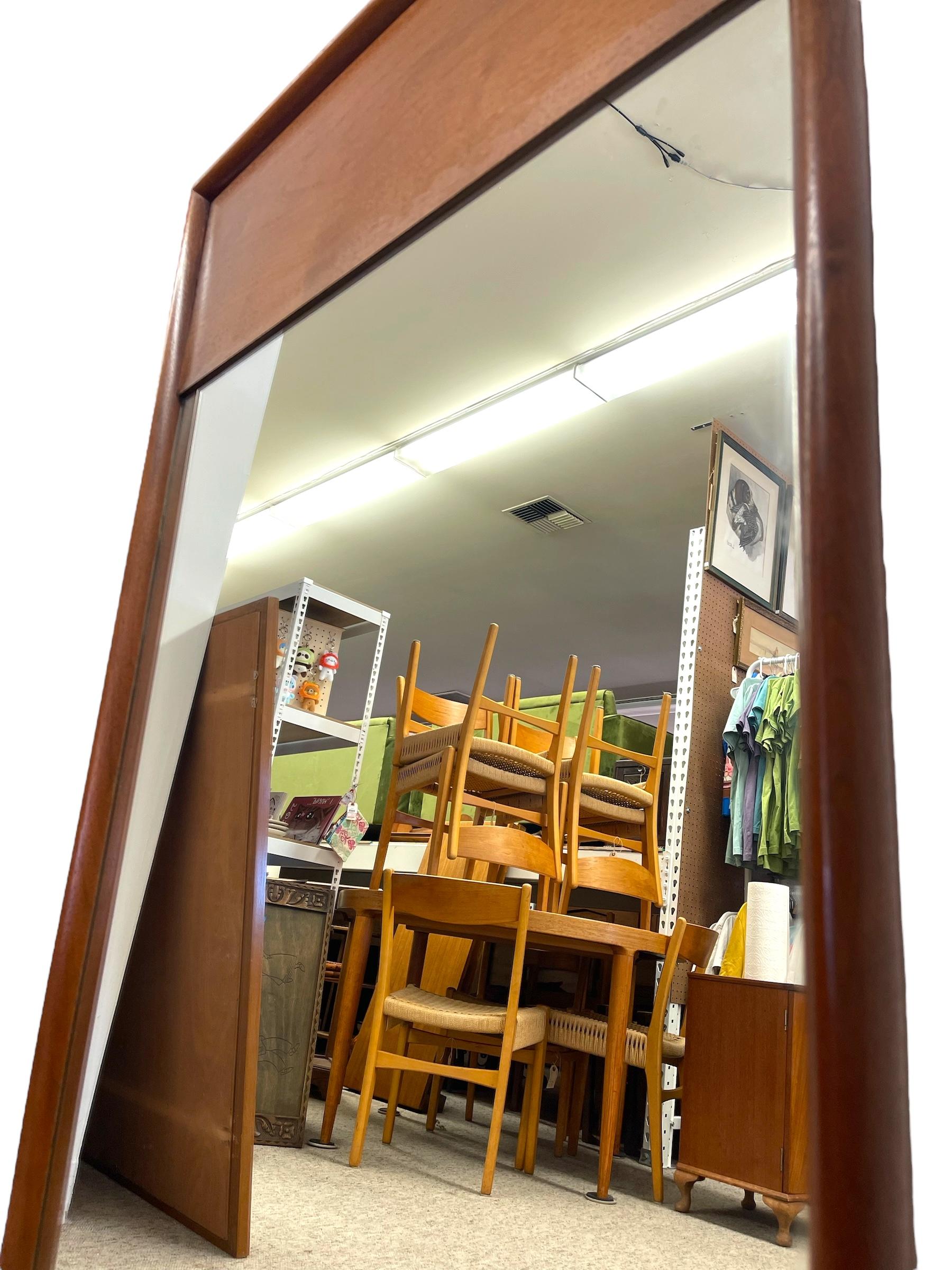 Miroir mural vintage du milieu du siècle avec cadre sculpté Bon état - En vente à Seattle, WA