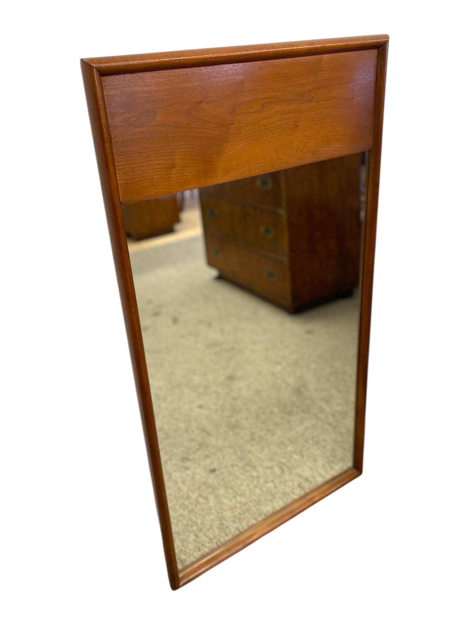 Fin du 20e siècle Miroir mural vintage du milieu du siècle avec cadre sculpté en vente