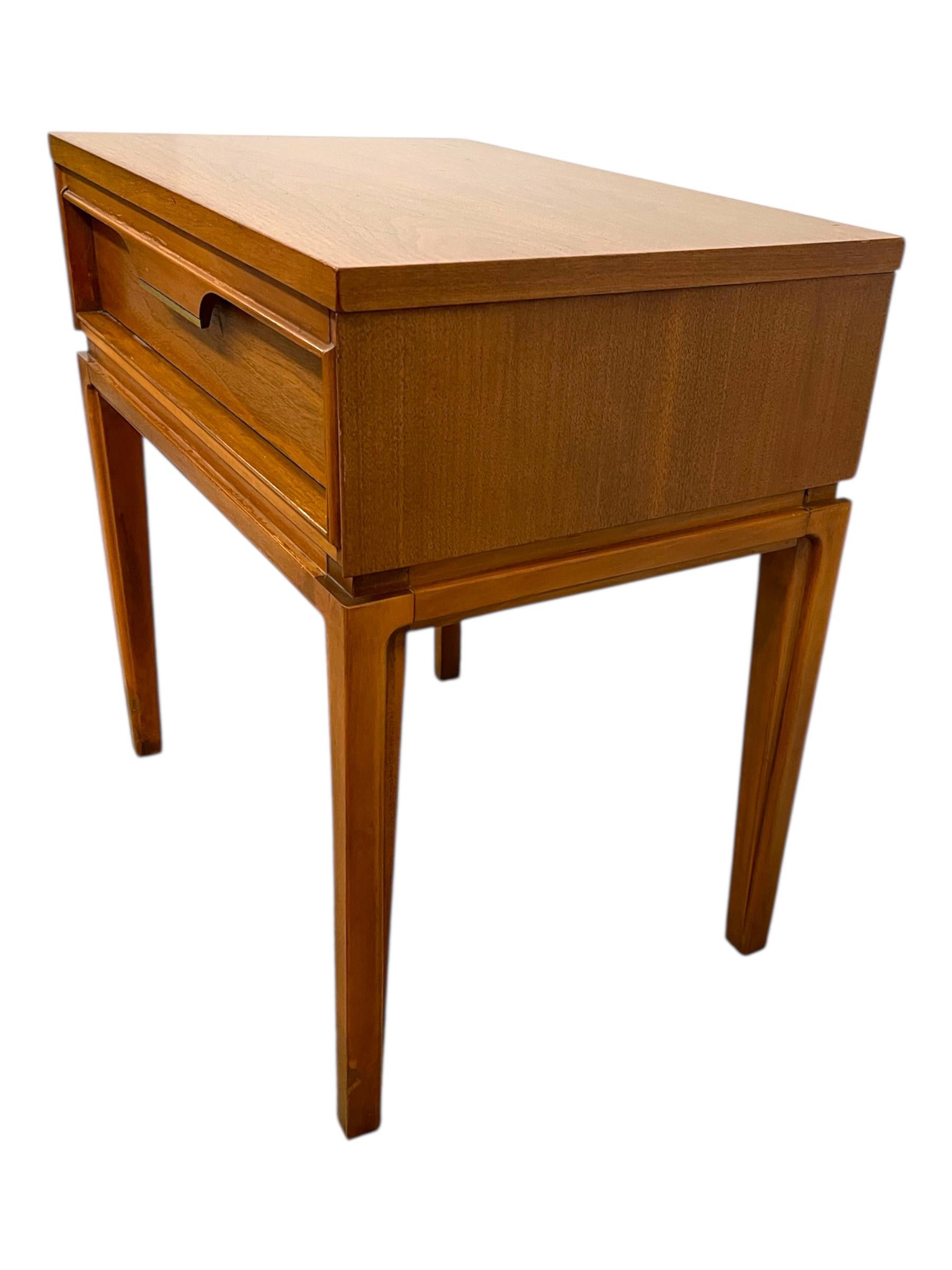 Mesa auxiliar Vintage Mid Century Modern de nogal con 1 cajón by Basic Witz Moderno de mediados de siglo en venta