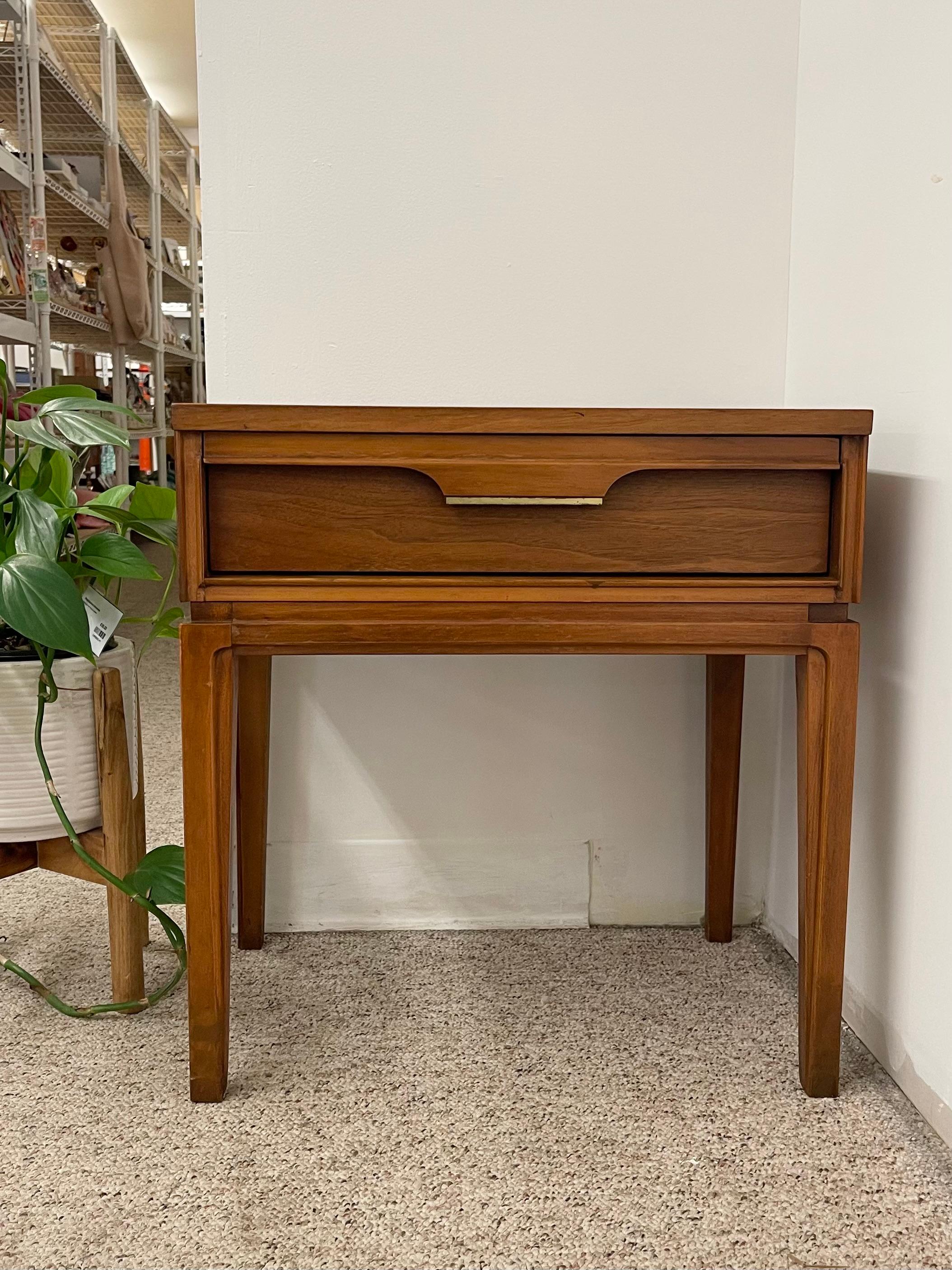 Mesa auxiliar Vintage Mid Century Modern de nogal con 1 cajón by Basic Witz finales del siglo XX en venta