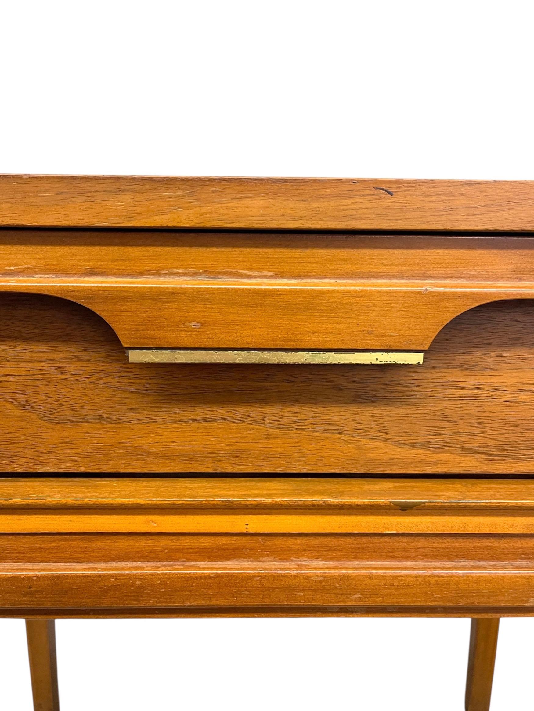 Mesa auxiliar Vintage Mid Century Modern de nogal con 1 cajón by Basic Witz Nogal en venta