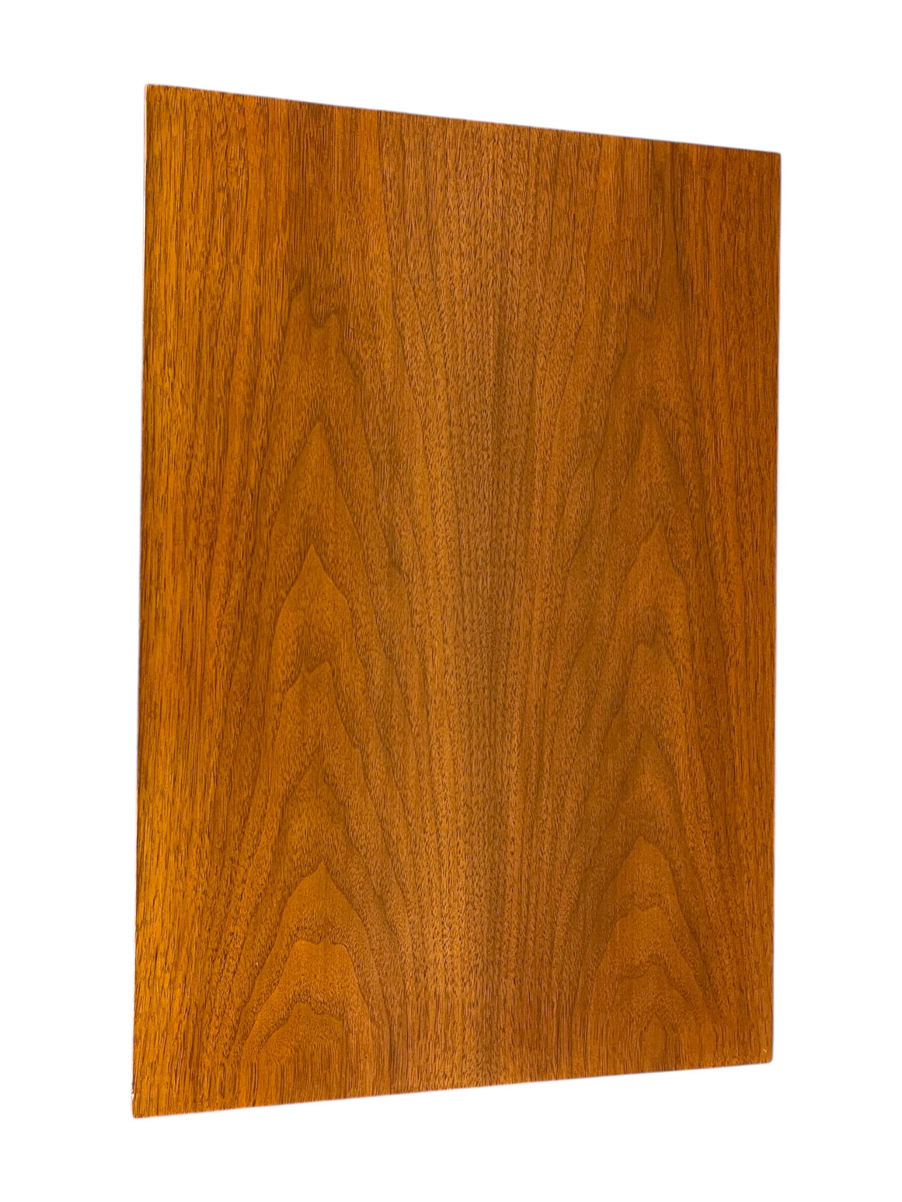 Mesa auxiliar Vintage Mid Century Modern de nogal con 1 cajón by Basic Witz en venta 2
