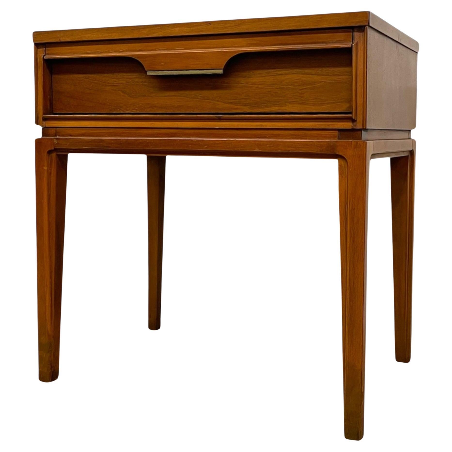 Mesa auxiliar Vintage Mid Century Modern de nogal con 1 cajón by Basic Witz en venta