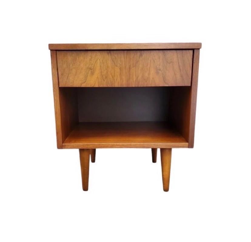 Vintage Mid-Century Modern walnut 1 drawer side table stand. Rénové par des professionnels.

Dimensions. 20 L ; 6 P ; 22 H.