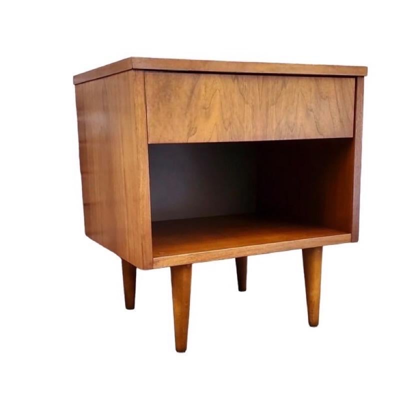 Vintage Mid-Century Modern Walnut 1 Drawer Side Table Stand In Good Condition For Sale In Seattle, WA