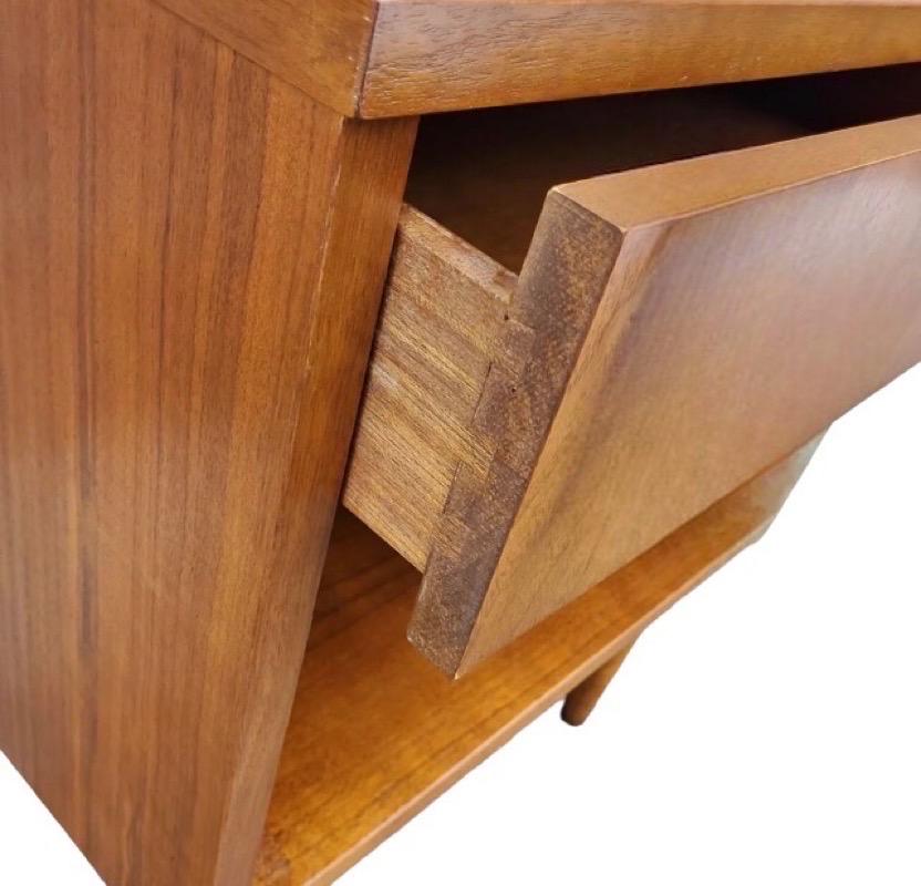 Late 20th Century Vintage Mid-Century Modern Walnut 1 Drawer Side Table Stand For Sale