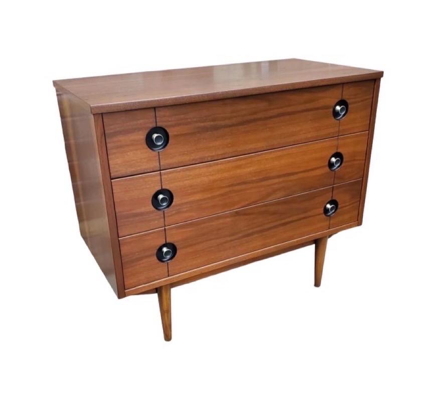 Vintage Mid Century Modern Walnut 3 Drawer Dresser Cabinet Storage  In Good Condition In Seattle, WA